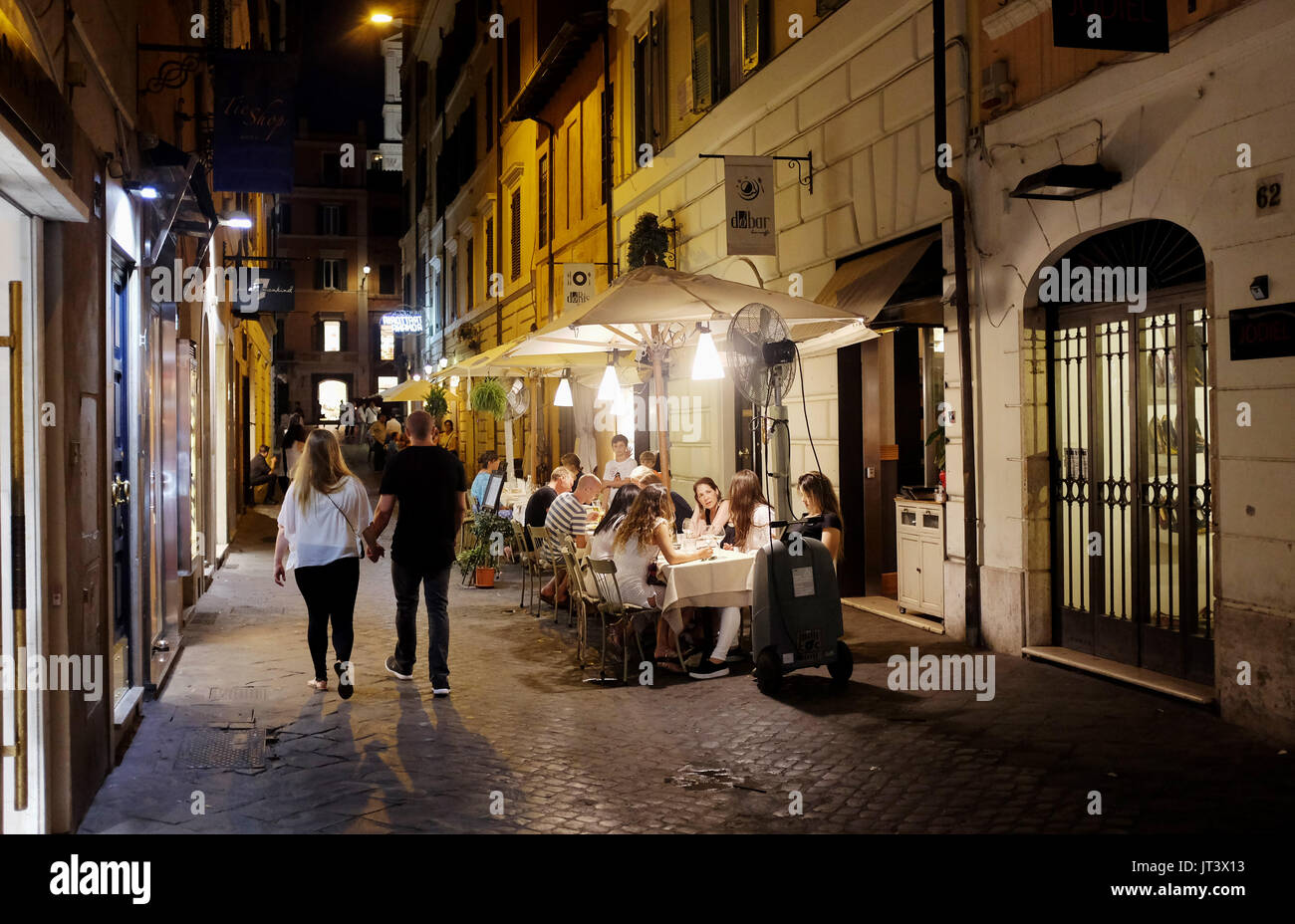 Rome Italie Juillet 2017 - vos repas à l'extérieur à l'une des nombreuses rues étroites dans le district de Tridente photographie prise par Simon Dack Banque D'Images