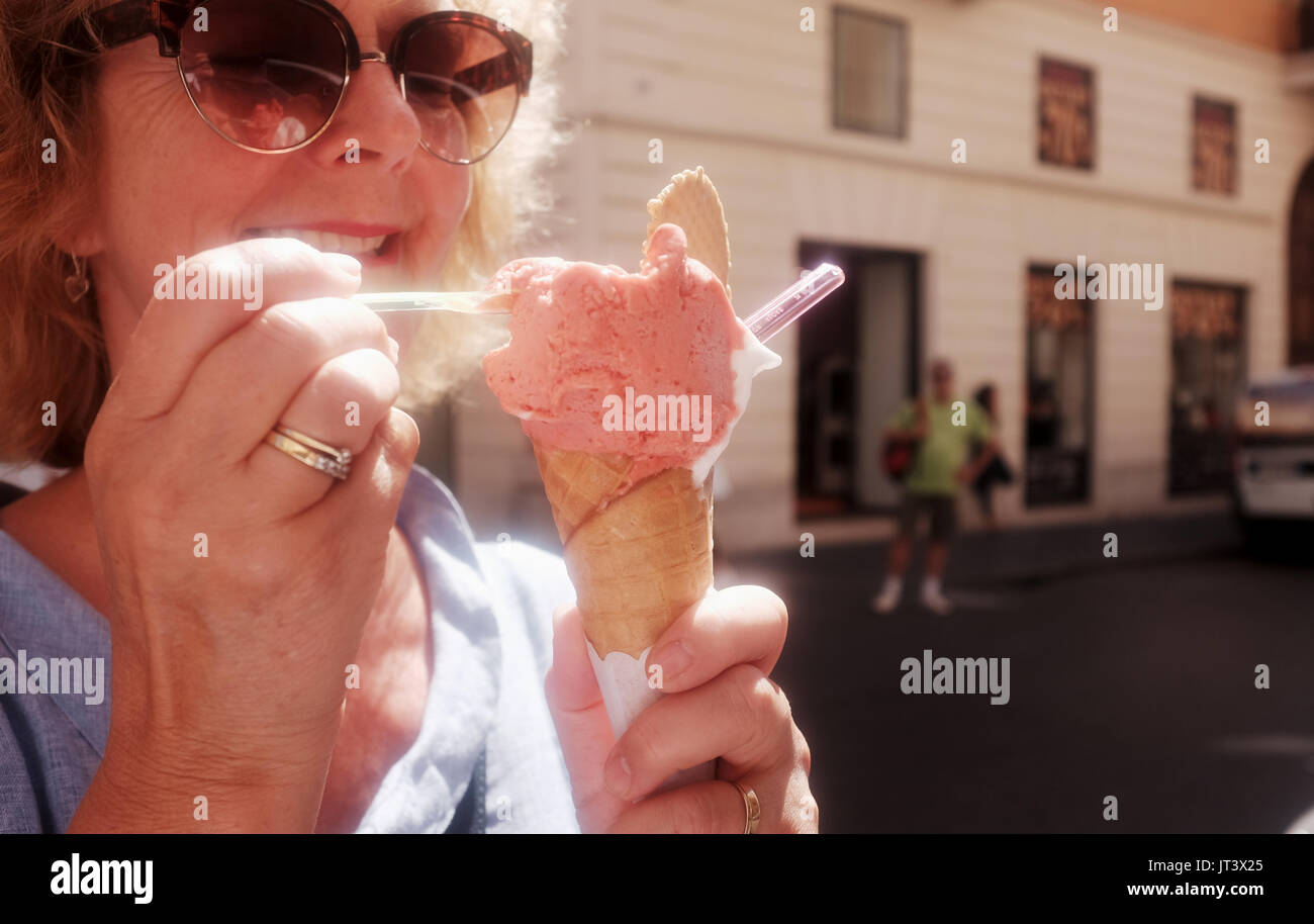 Rome Italie Juillet 2017 - Woman eating l'un des célèbres glaces gelato italien photographie prise par Simon Dack Banque D'Images