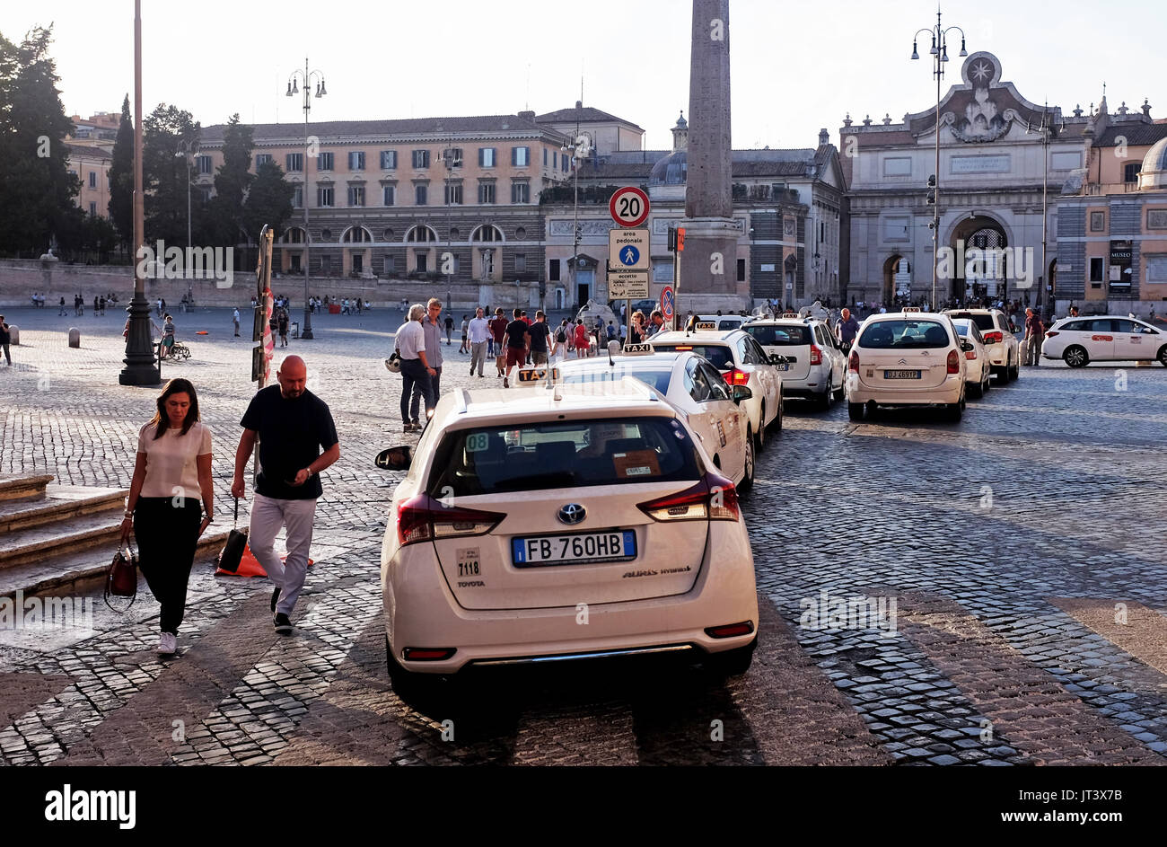 Rome Italie Juillet 2017 - Taxis la file d'attente à la Piazza del Popolo photographie prise par Simon Dack Banque D'Images