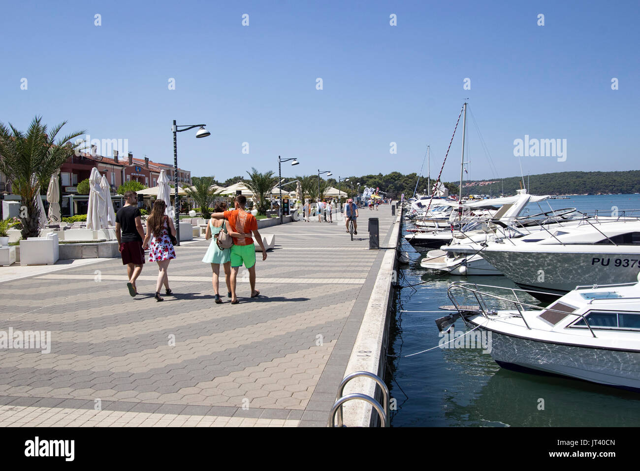 Les touristes se promener le long de la promenade le long de la marina de Mariposa, sur la riviera d'Istrie Banque D'Images
