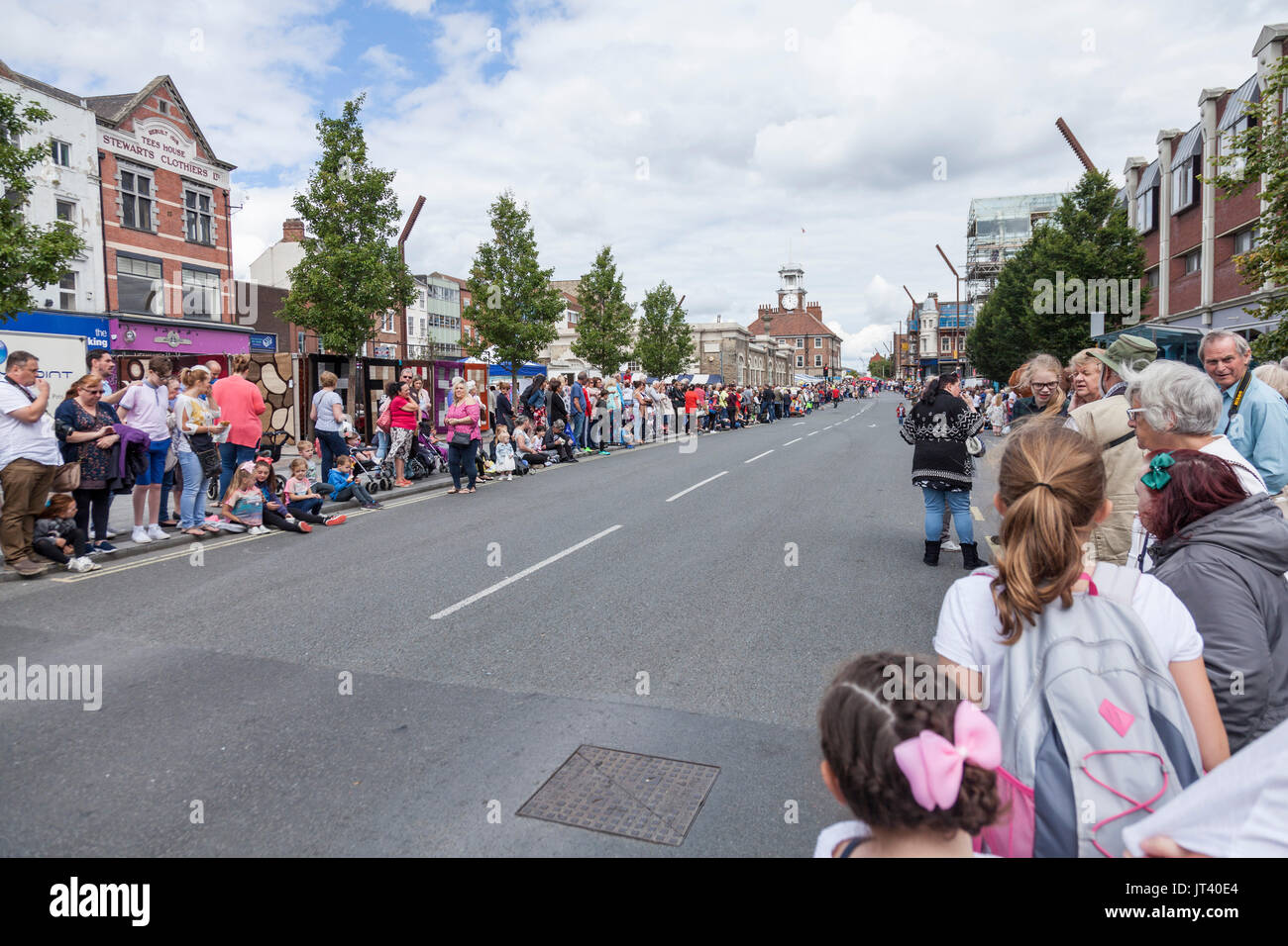 Les gens qui attendent le long de la rue principale pour le défilé de commencer au Stockton International Riverside Festival Banque D'Images