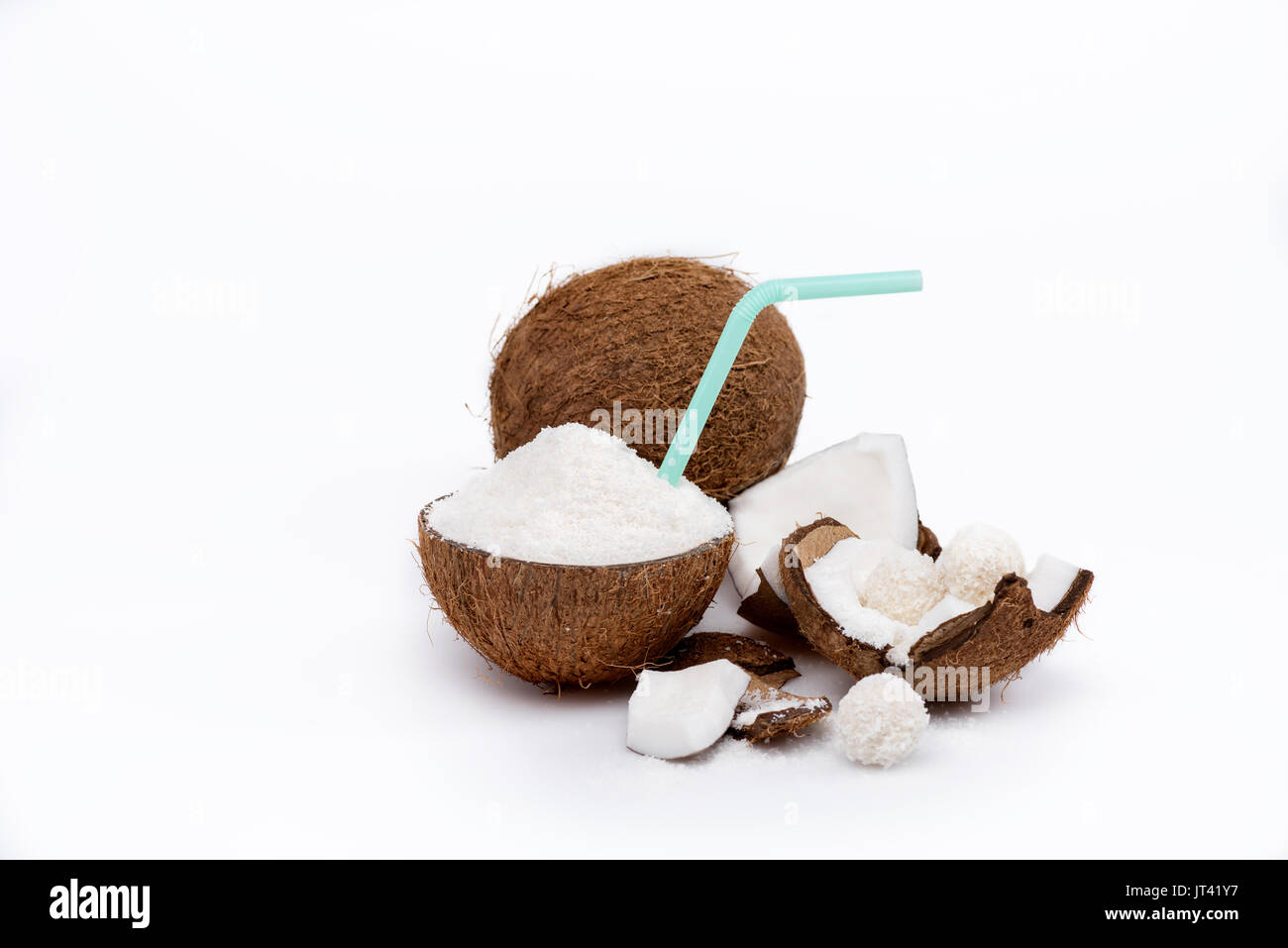 Vue rapprochée de la noix de coco savoureux de copeaux et de paille, ensemble de la noix de coco et sweet candies Banque D'Images