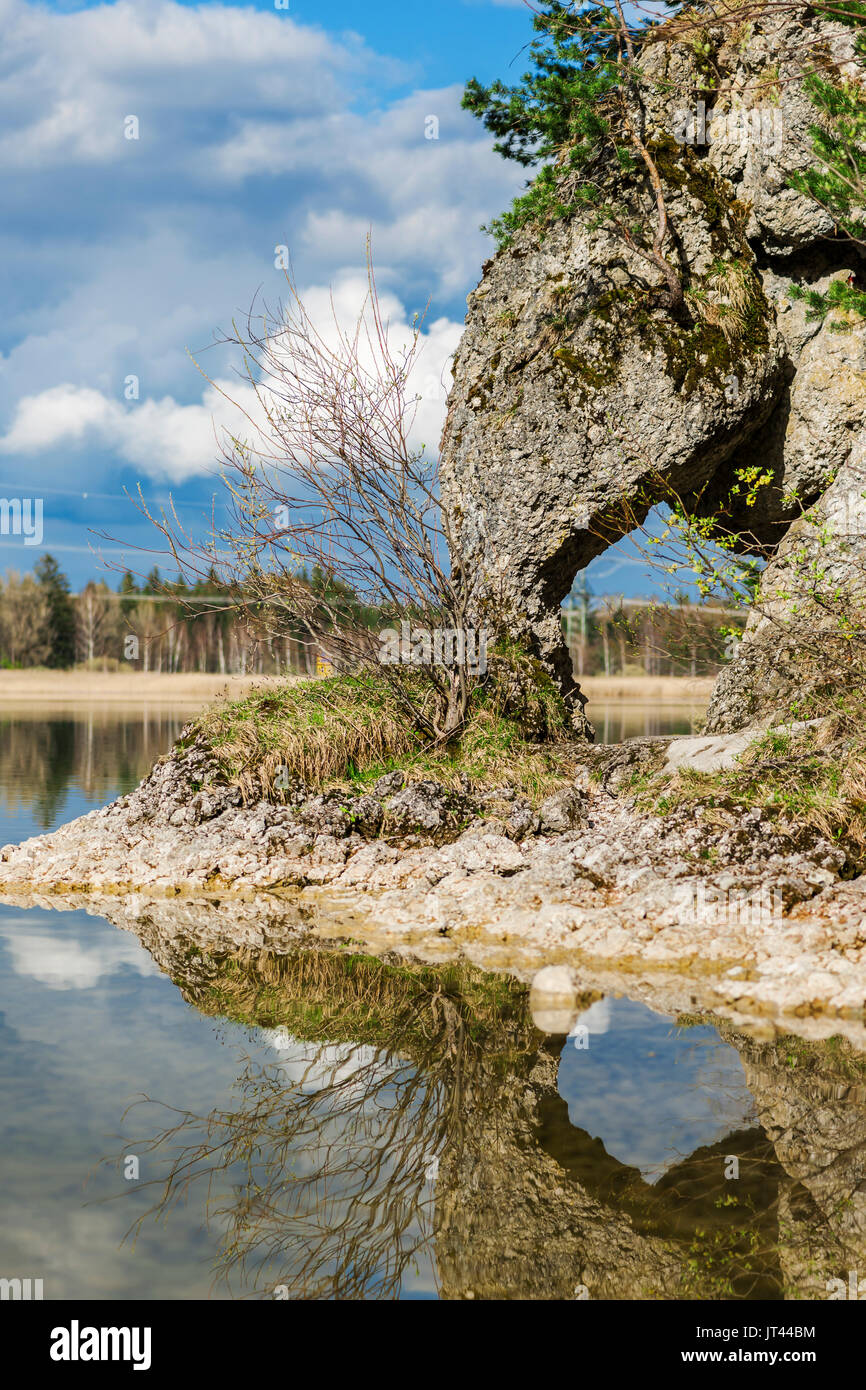 Vue dans la direction de l'ouest à travers la roche gate sur le 6 km de long chemin de ronde autour de la ville de Füssen Weissensee en avril 2016. Banque D'Images