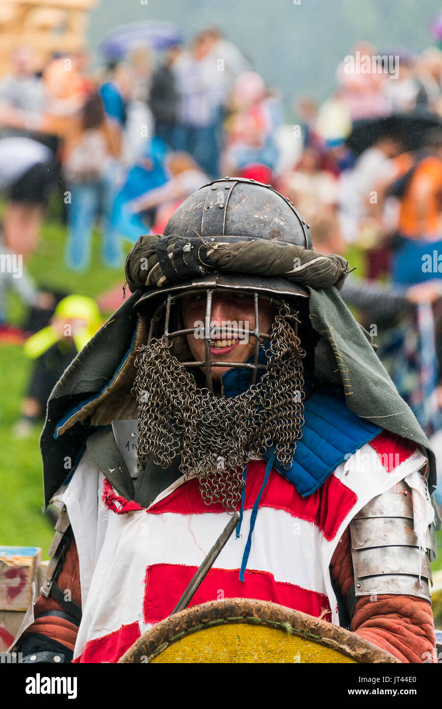 Urych, Ukraine - 6,2016 Août : Festival de la culture médiévale Tustan dans Urych, ouest de l'Ukraine, le 6 août 2016.Participant du festival à martin Banque D'Images Urych, Ukraine - 6,2016 Août : Festival de la culture médiévale Tustan dans Urych, ouest de l'Ukraine, le 6 août 2016.Participant du festival à martin Banque D'Images