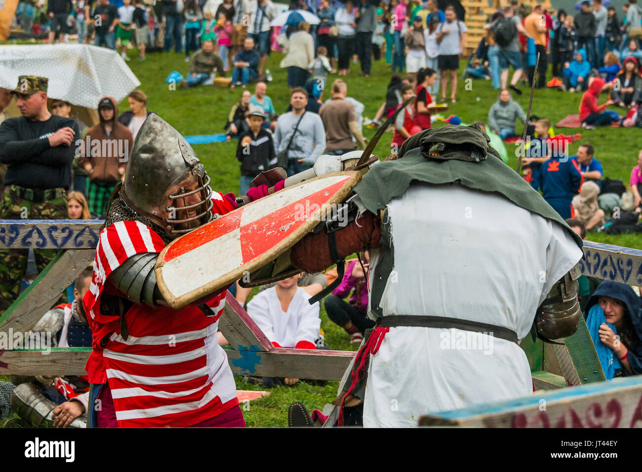 Urych, Ukraine - 6,2016 Août : Festival de la culture médiévale Tustan dans Urych, ouest de l'Ukraine, le 6 août 2016.Les participants du festival dans un chevalier Banque D'Images Urych, Ukraine - 6,2016 Août : Festival de la culture médiévale Tustan dans Urych, ouest de l'Ukraine, le 6 août 2016.Les participants du festival dans un chevalier Banque D'Images