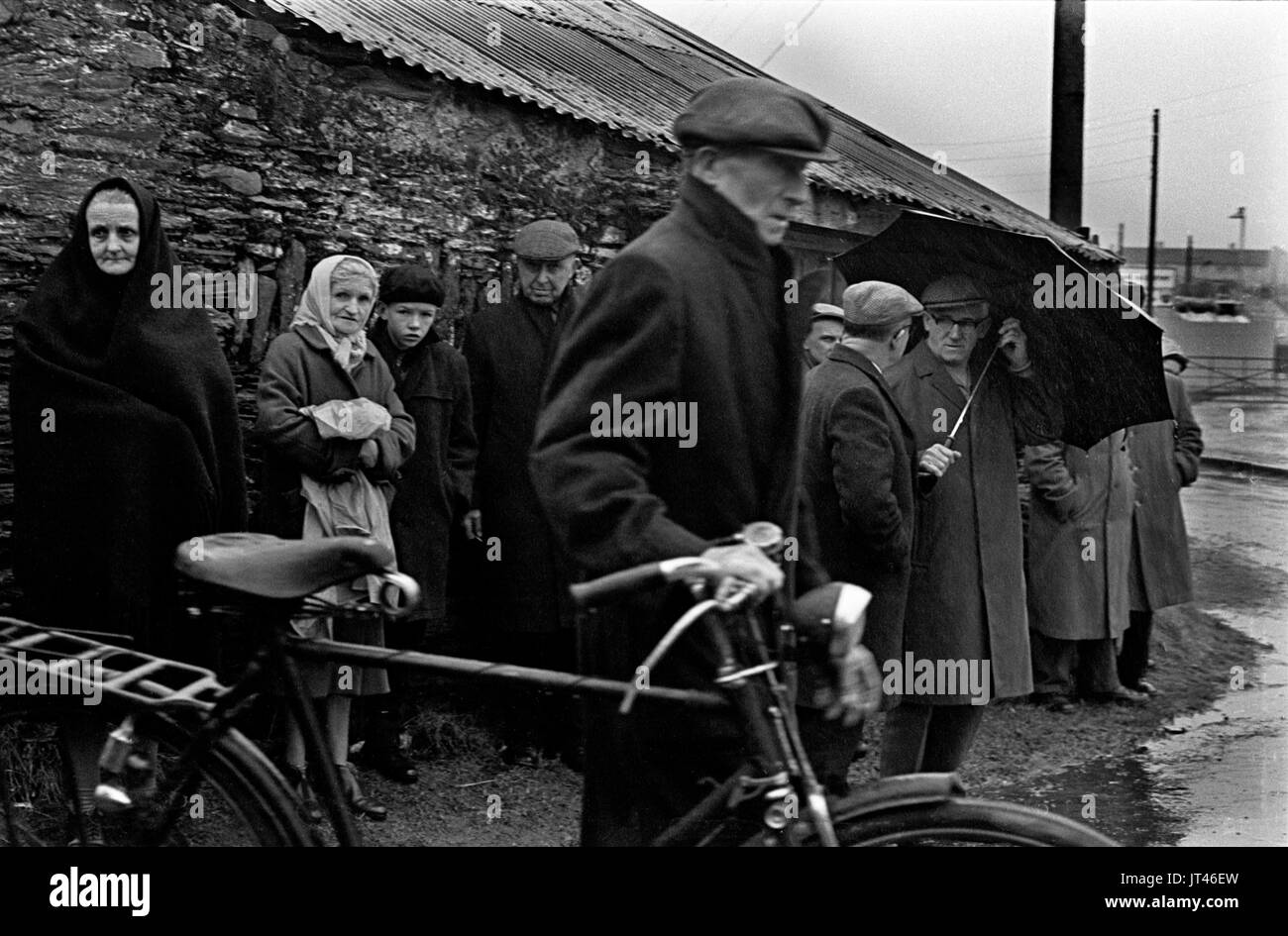 L'Irlande des années 1960, côte ouest de l'Eire, revenant de l'église. 1969 HOMER SYKES Banque D'Images