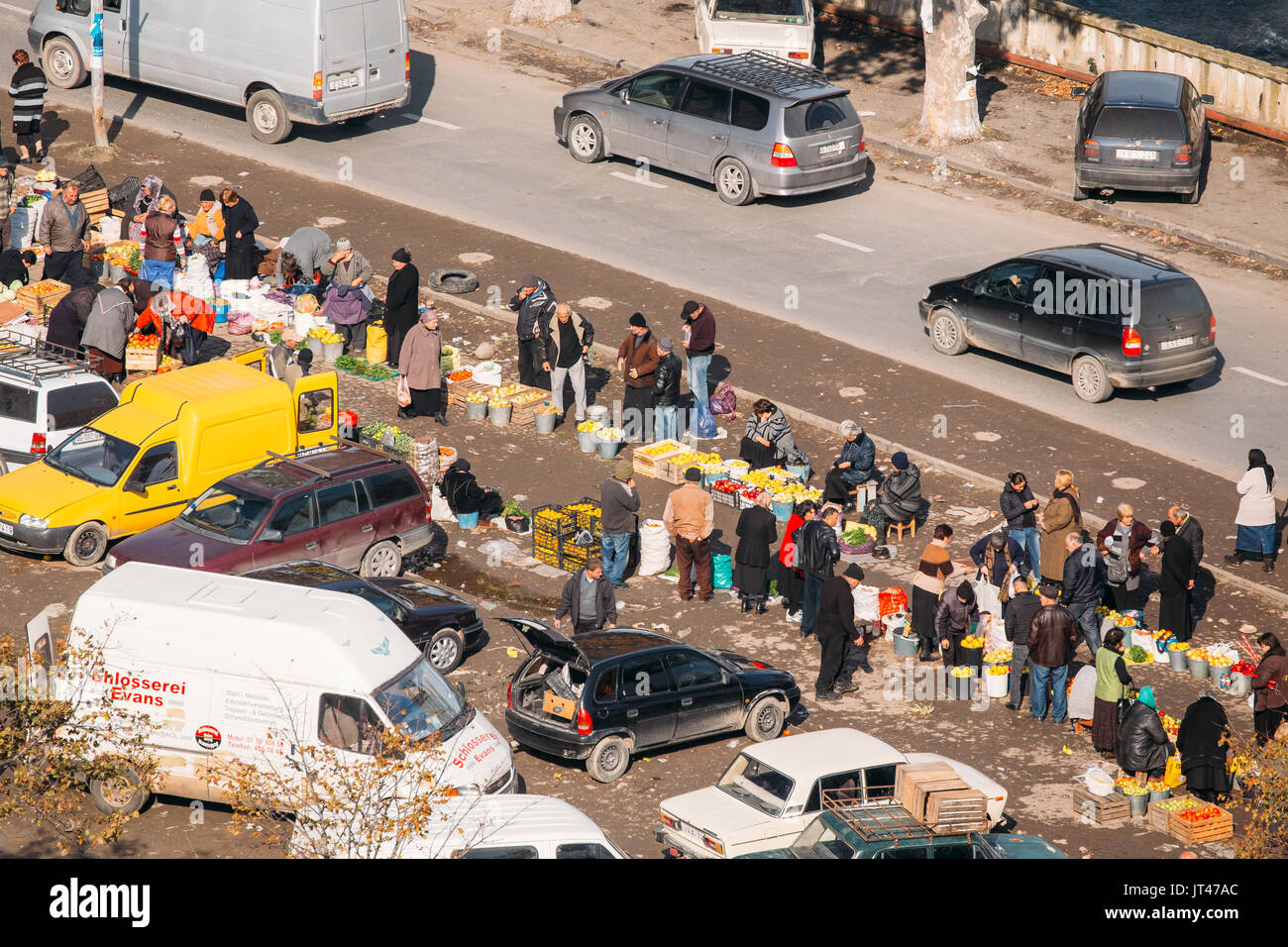 La région de Shida Kartli, Gori, en Géorgie. Les gens achètent la nourriture sur le marché local dans la rue ensoleillée Journée d'automne. Banque D'Images