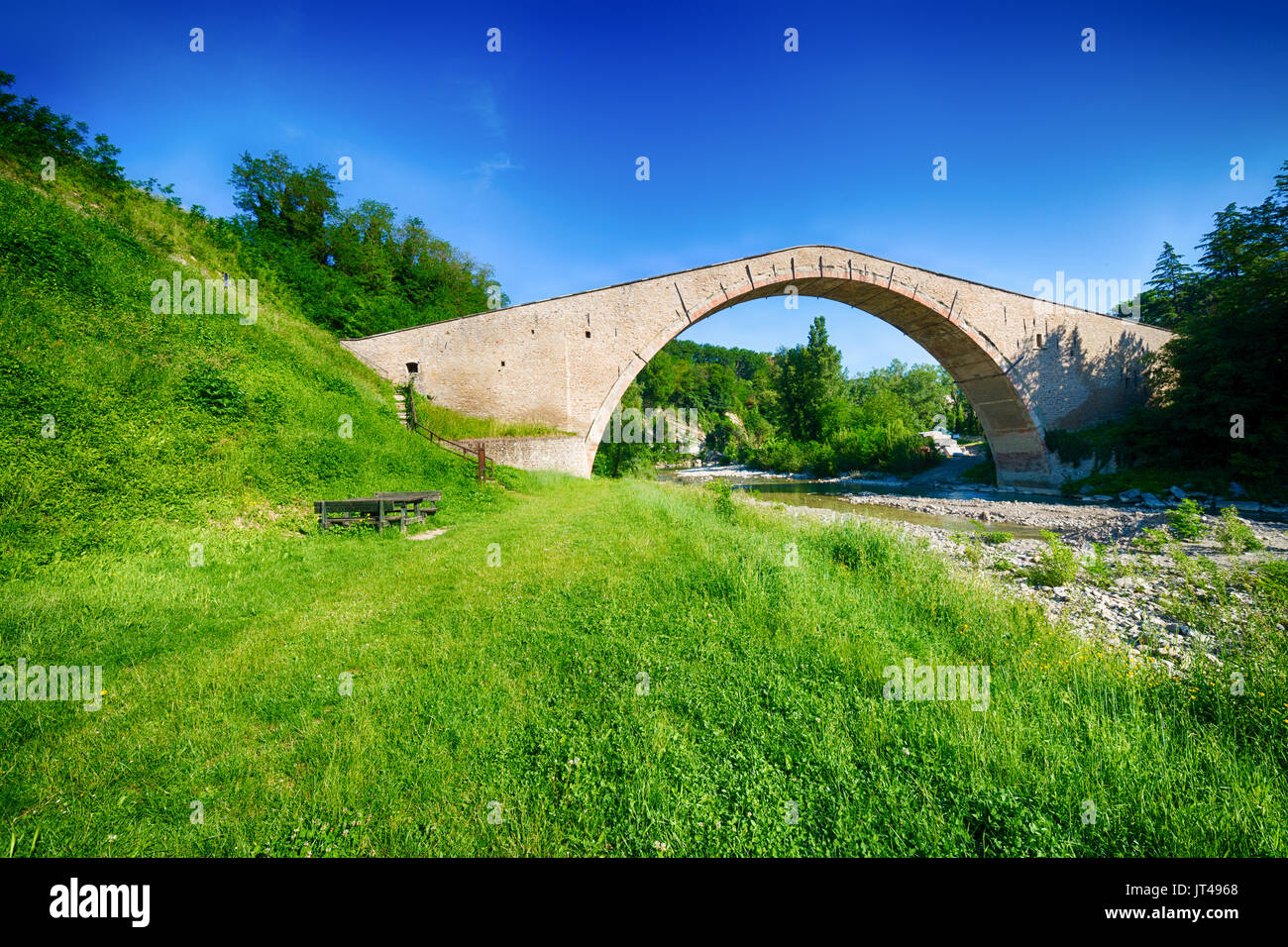 Pont Alidosi, chef d'œuvre de la renaissance du génie civil avec âne retour structure, l'une des merveilles de l'Italie Banque D'Images