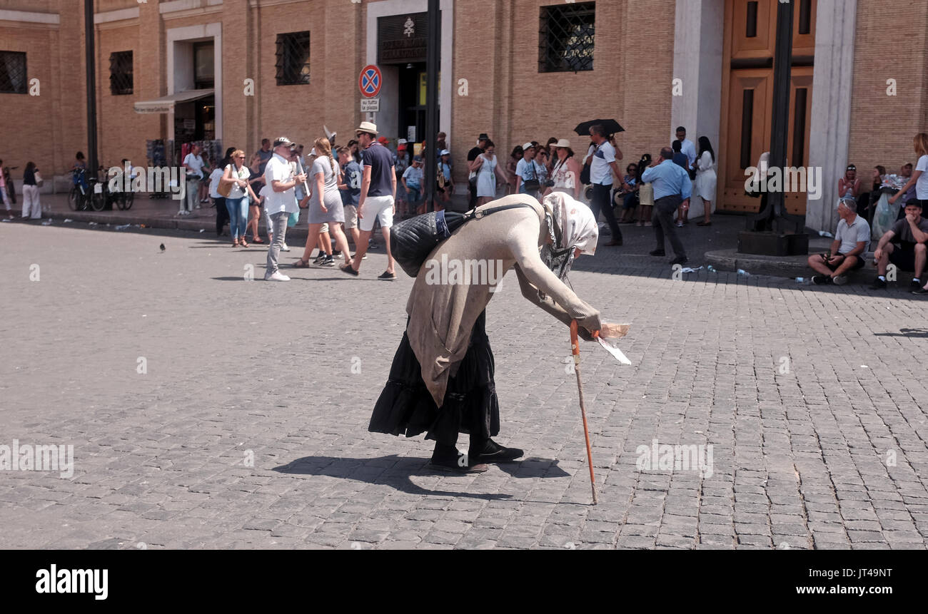 Rome Italie Juillet 2017 - vieille femme mendiant dans la place Saint Pierre au Vatican photographie prise par Simon Dack Banque D'Images