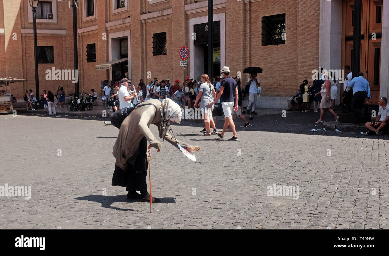Rome Italie Juillet 2017 - vieille femme mendiant dans la place Saint Pierre au Vatican photographie prise par Simon Dack Banque D'Images