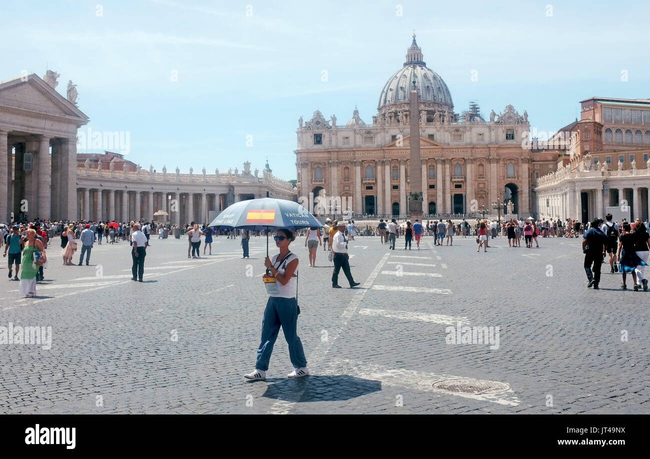 Rome Italie juillet 2017 - L'un des nombreux guides coupe-file du vatican sur la place Saint-Pierre de la Cité du Vatican Banque D'Images