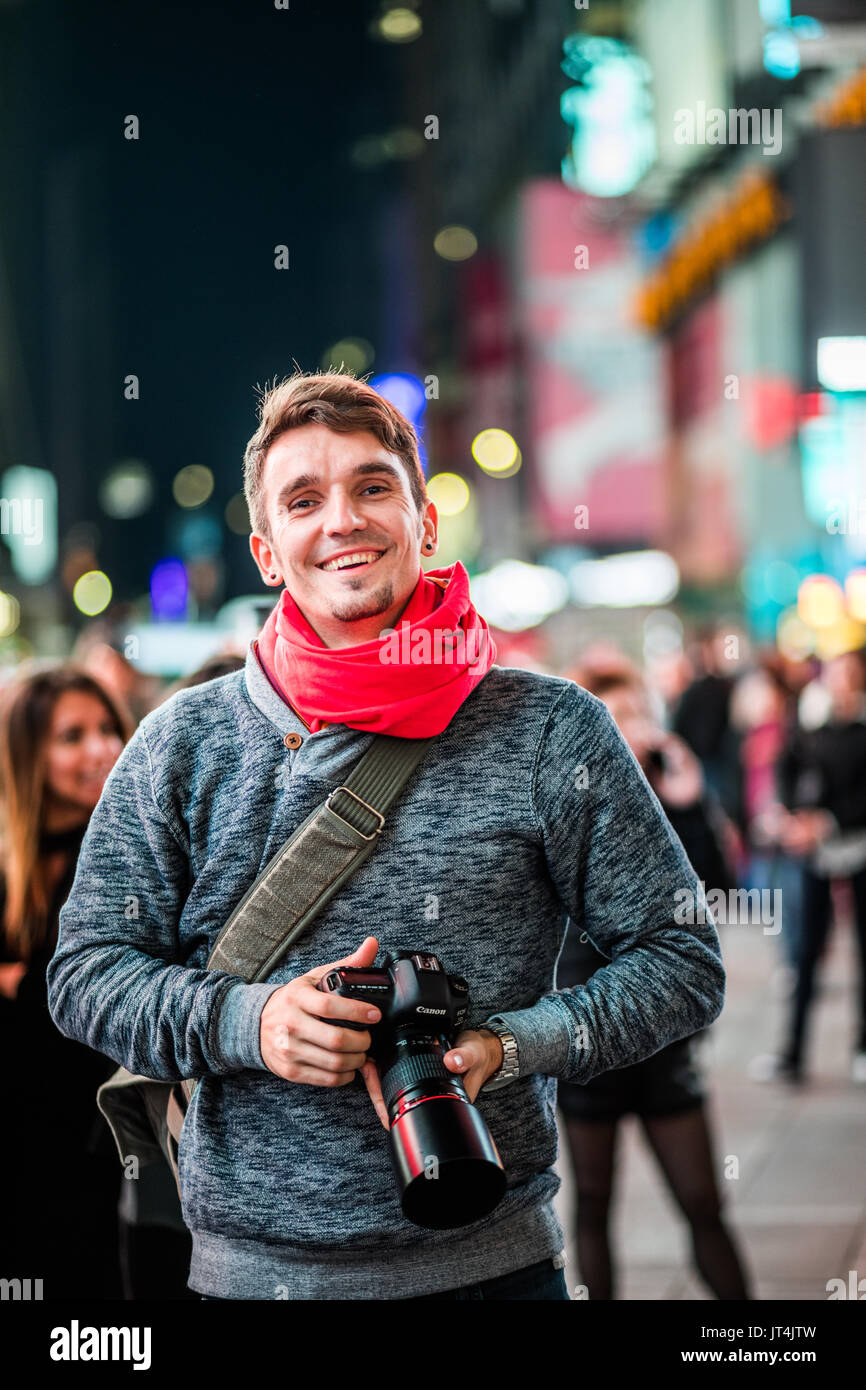 NEW YORK, USA - Le 14 octobre 2016. Photographe heureux de visiter Time Square à New York et à la recherche à tous les bâtiments autour. Banque D'Images