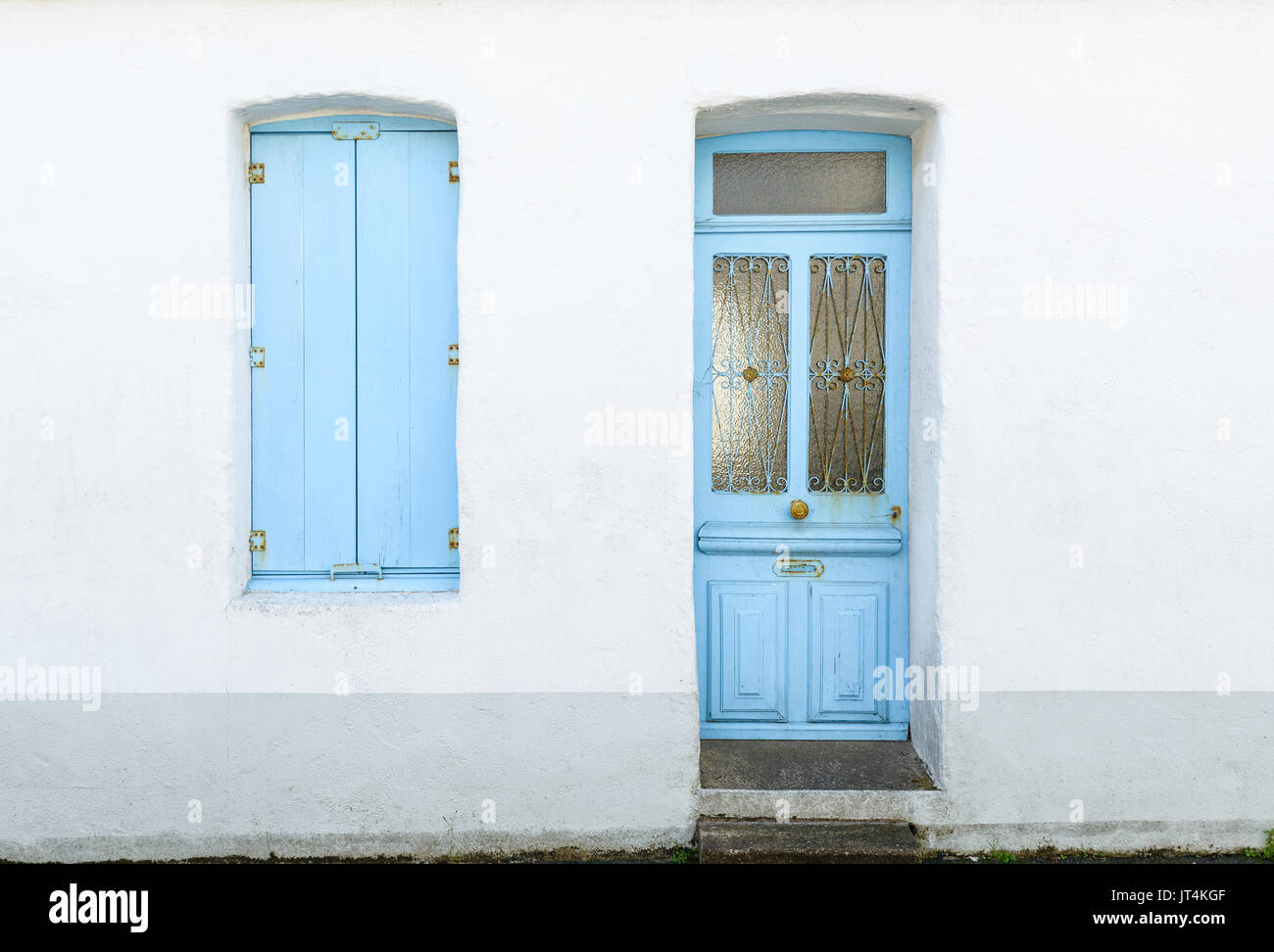 Façade de maison avec stores bleu pastel et porte dans l'île de Noirmoutier, France Banque D'Images