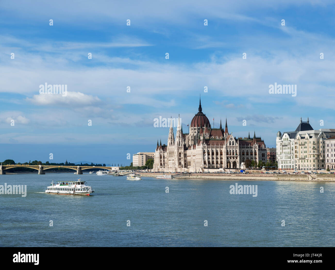 Bateau d'en face de l'édifice du parlement hongrois, Budapest, Hongrie Banque D'Images