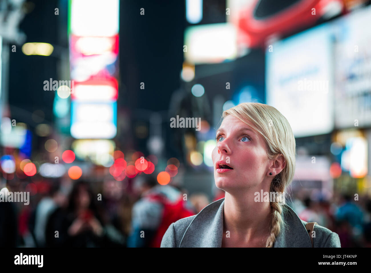 Impressionné Femme au milieu de Times Square la nuit, Banque D'Images