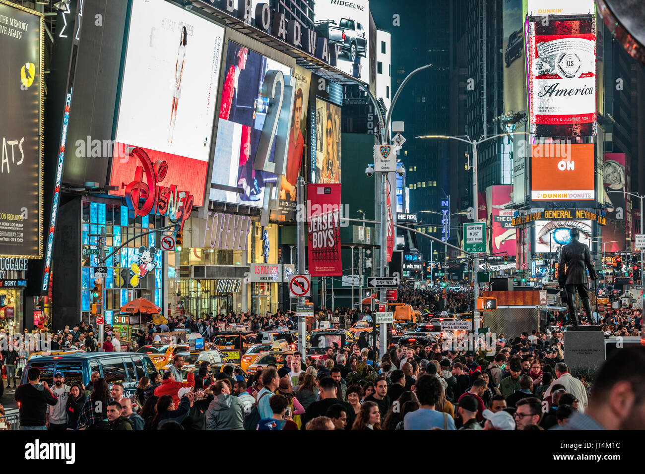 NEW YORK, USA - Le 14 octobre 2016. Times Square de nuit bondée et LED Illumination de la Place de la publicité à Manhattan, New York Banque D'Images