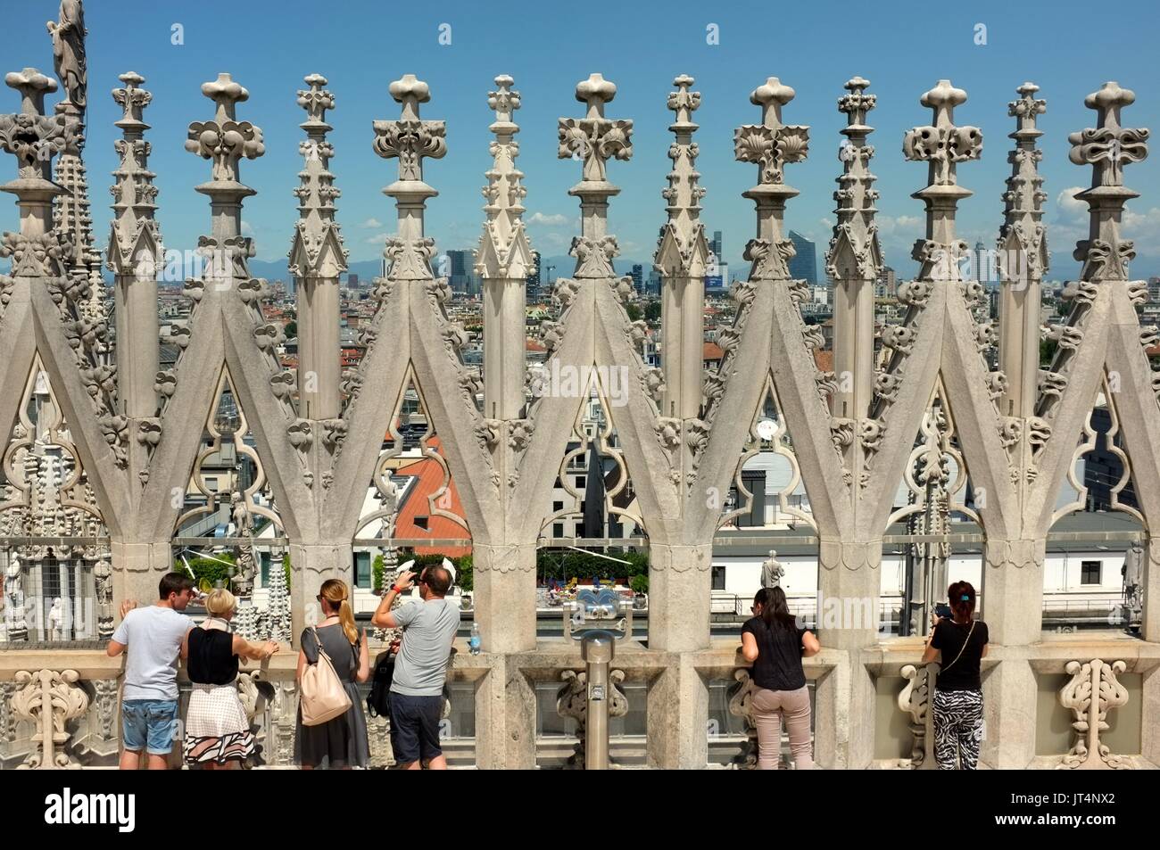 Les touristes sur la plate-forme panoramique au sommet du Duomo (cathédrale), de la Piazza del Duomo, Milan, Lombardie, Italie, juillet 2017 Banque D'Images