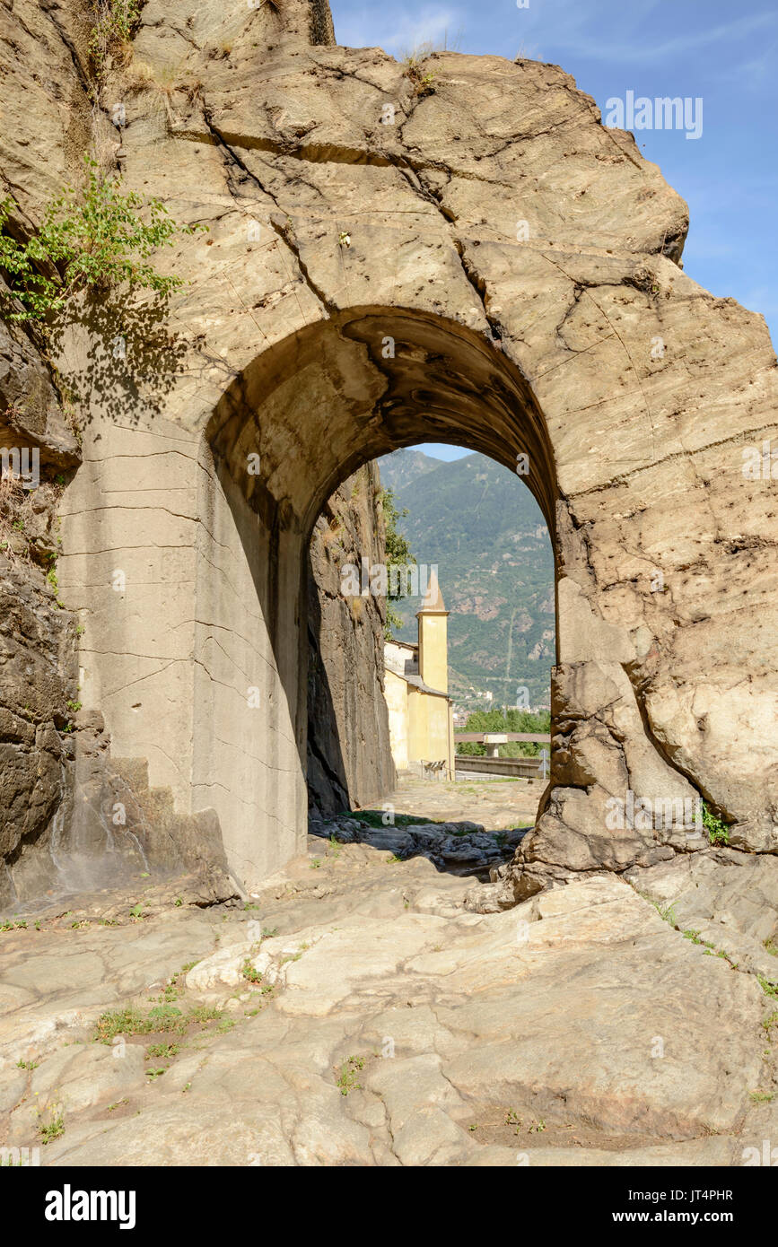 Arche de pierre naturelle sur la voie romaine près de medieval village de montagne, tourné par un beau jour d'été à Donnas, vallée d'aoste, Italie Banque D'Images