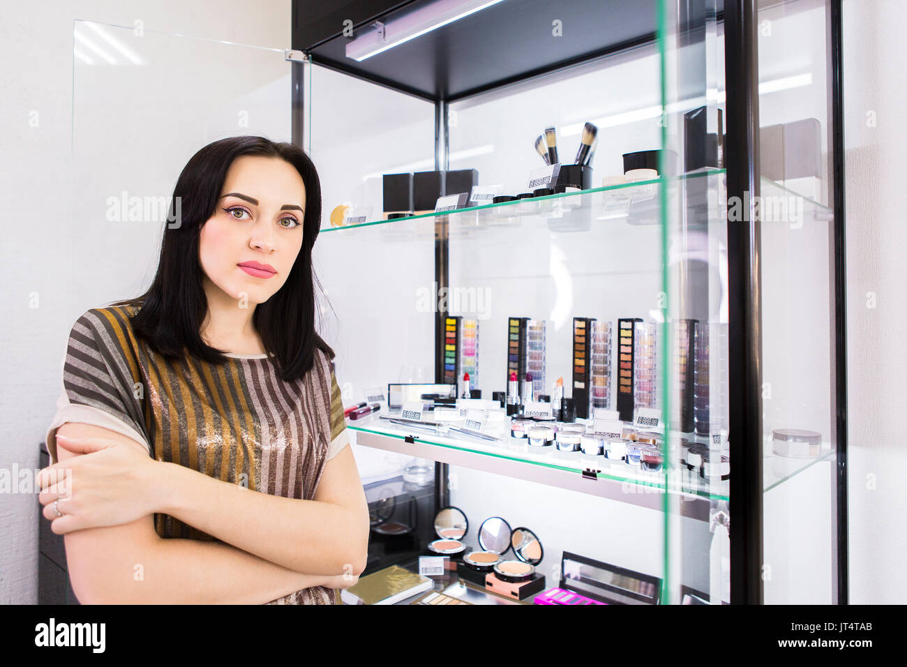 Jeune femme artiste de maquillage avec de beaux makeup in salon de Banque D'Images