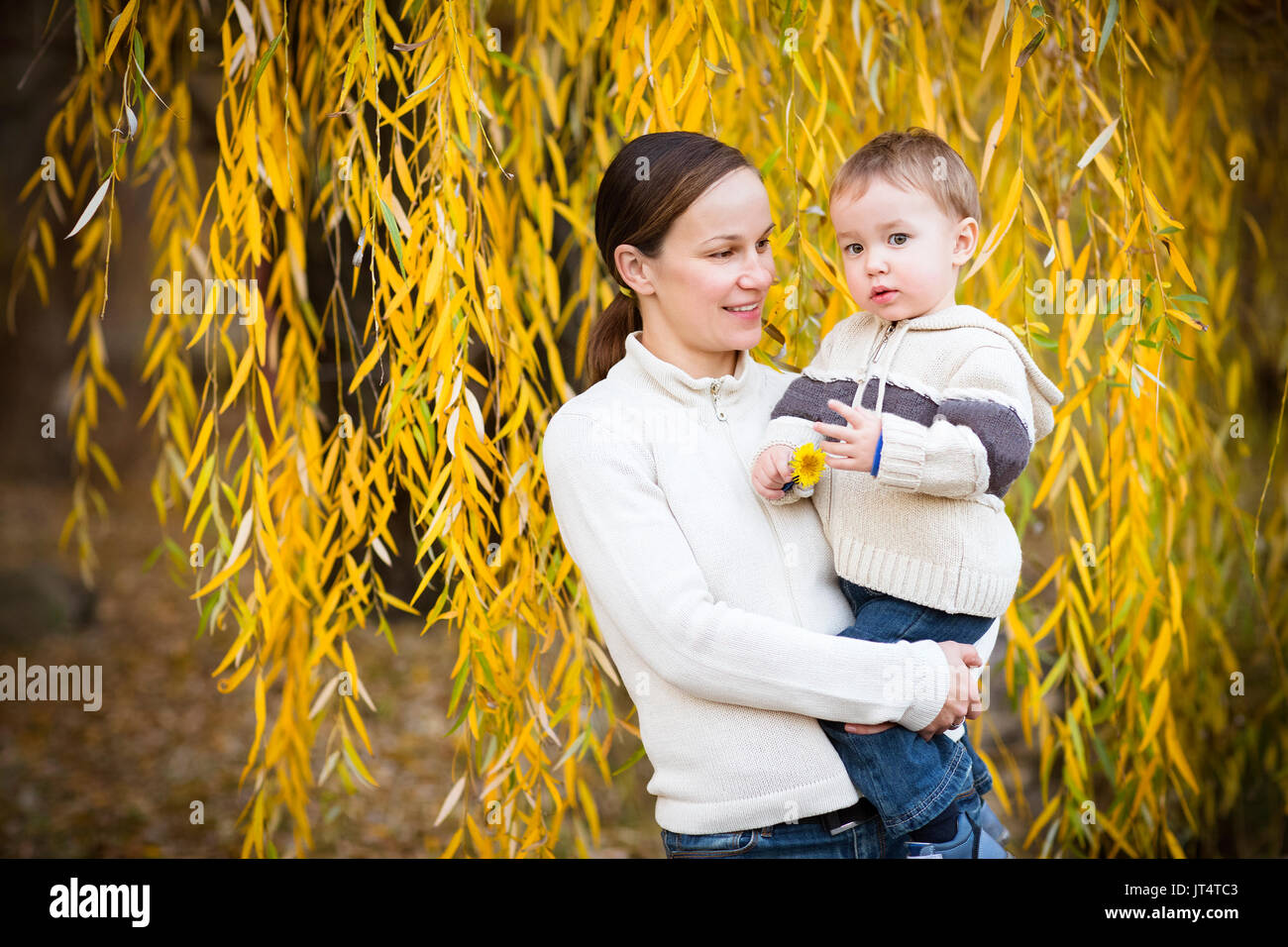 Jeune mère avec fils en automne parc. Concept de famille heureuse Banque D'Images