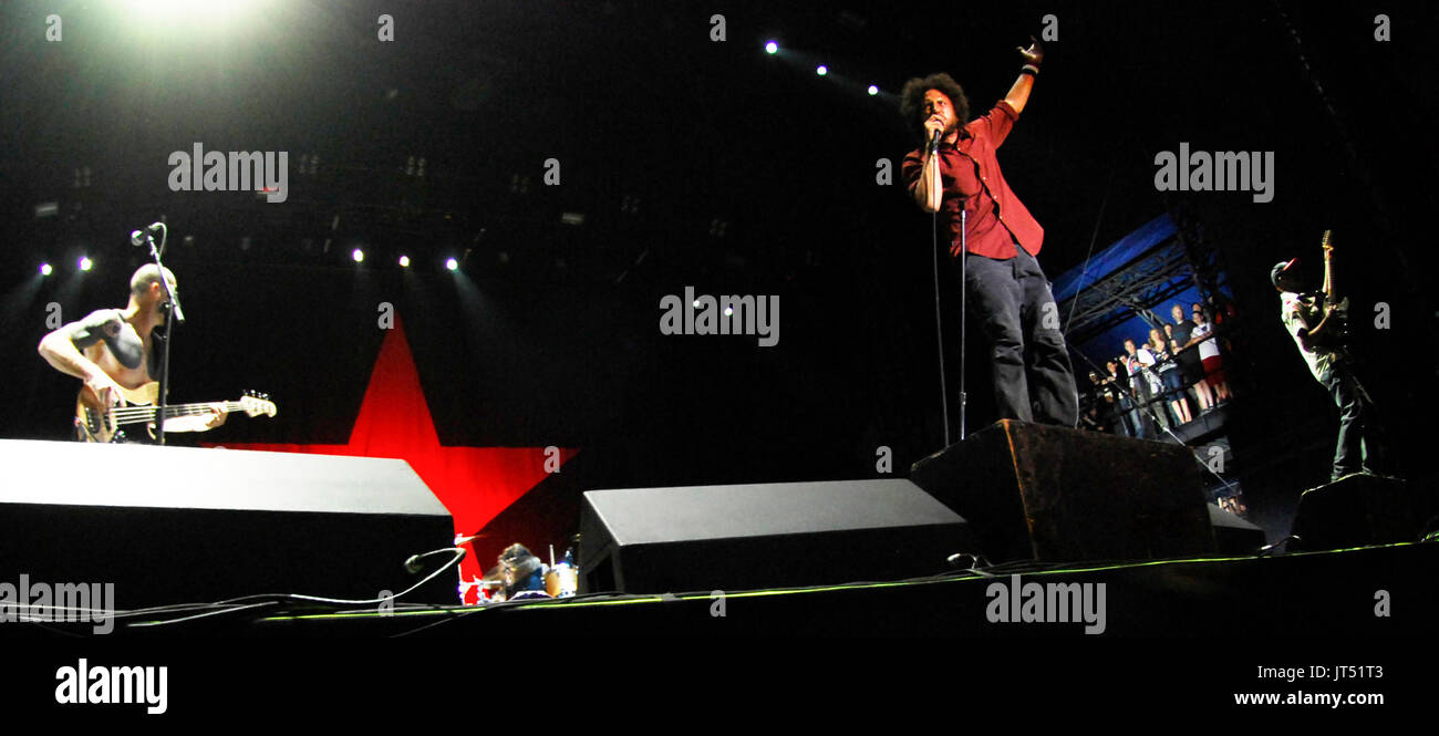 (L-r) tim commerford, Zack de la Rocha, Tom Morello de rage contre la machine effectue 2008 Festival de musique lollapalooza chicago grant park. Banque D'Images (L-r) tim commerford, Zack de la Rocha, Tom Morello de rage contre la machine effectue 2008 Festival de musique lollapalooza chicago grant park. Banque D'Images
