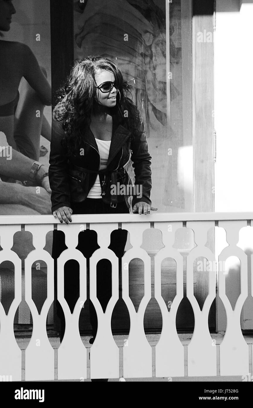 La chanteuse Janet Jackson balcon Tommy Bahamas Grove flash mob soutenir son album 'Number One' novembre 14,2009 Los Angeles. Banque D'Images