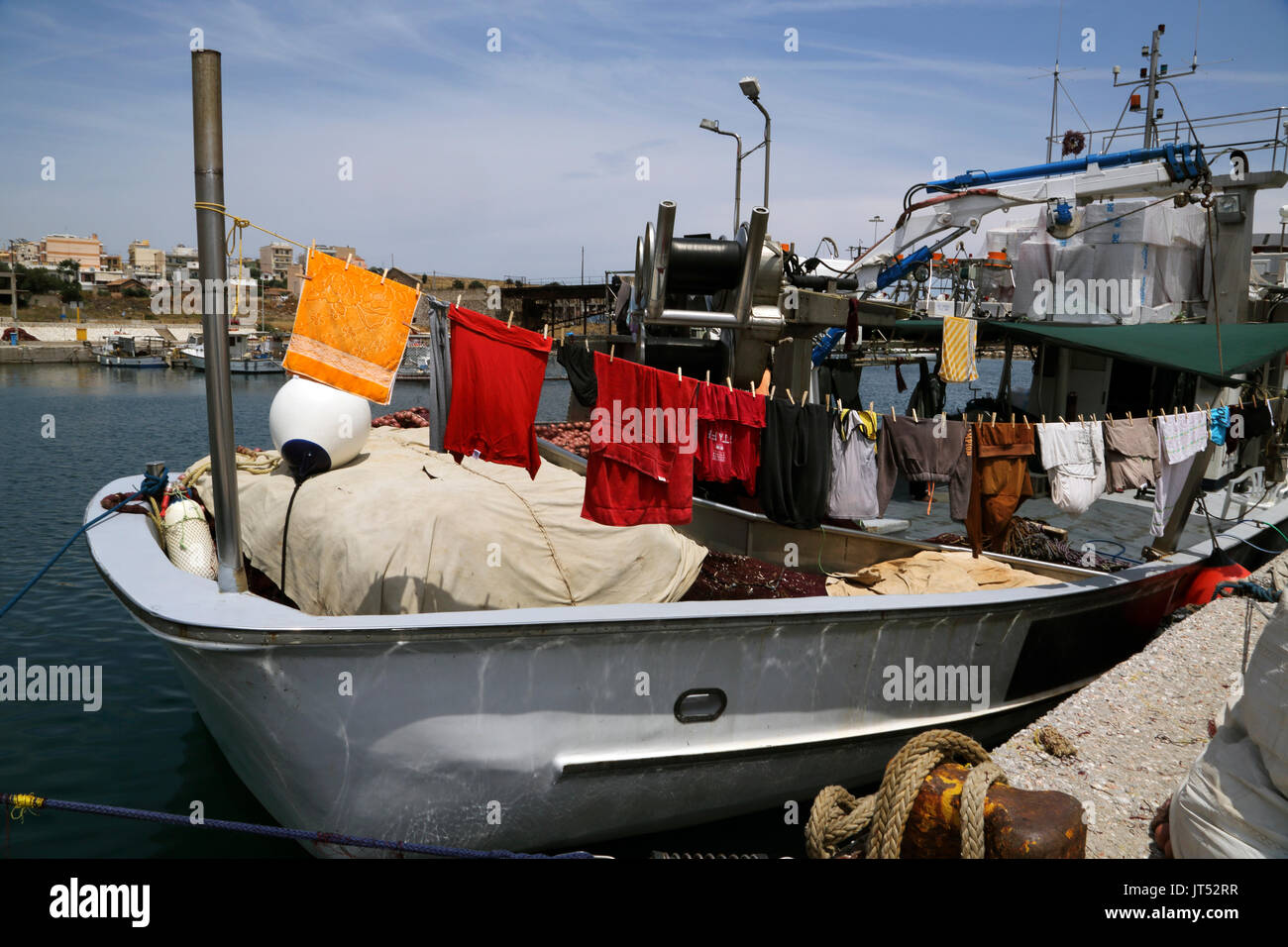 Port de Lavrio Grèce Attique lave-Hanging on line à sécher sur bateau de pêche Banque D'Images