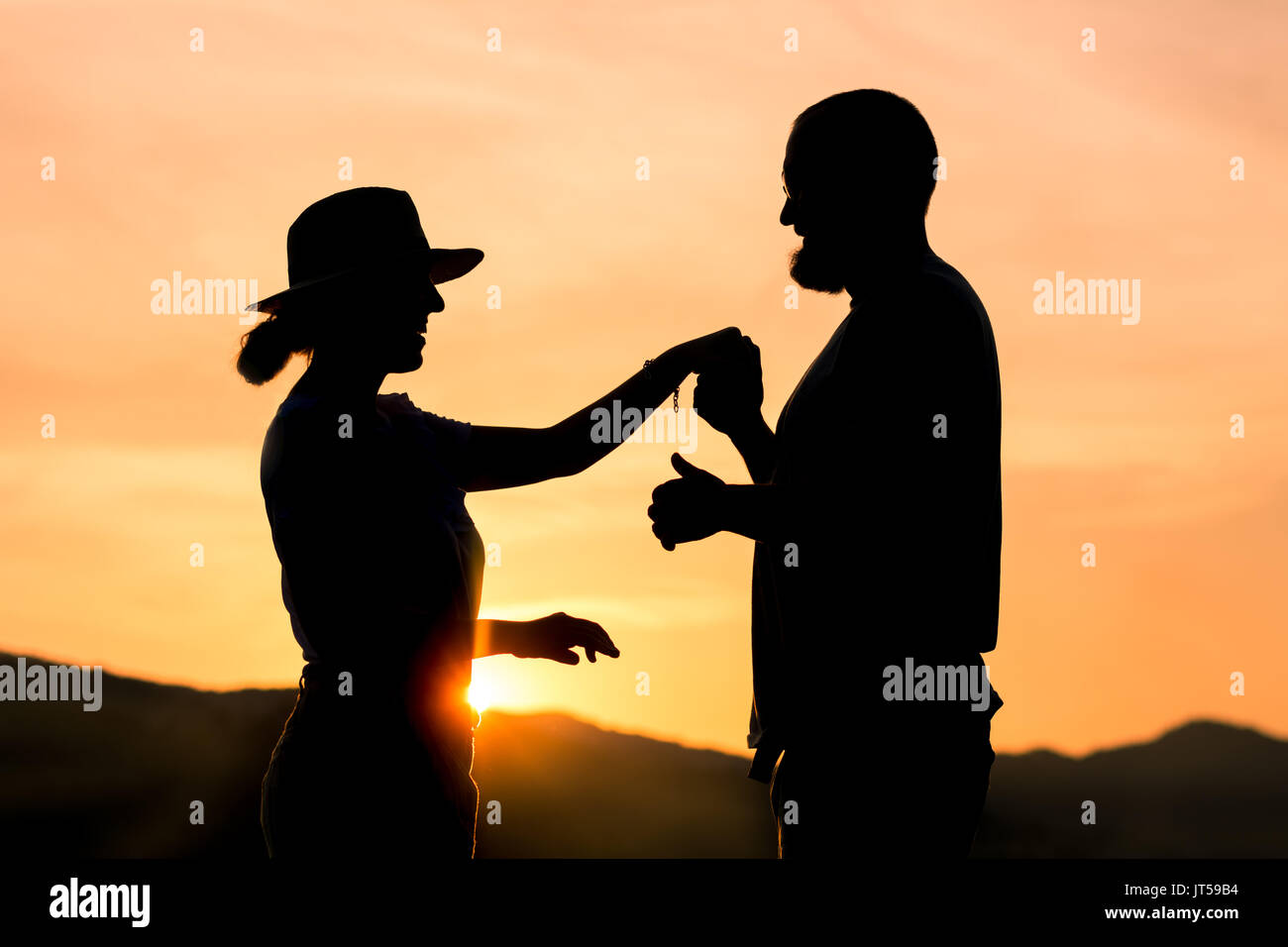 Silhouette d'un couple à l'heure d'or de soleil romantique Banque D'Images