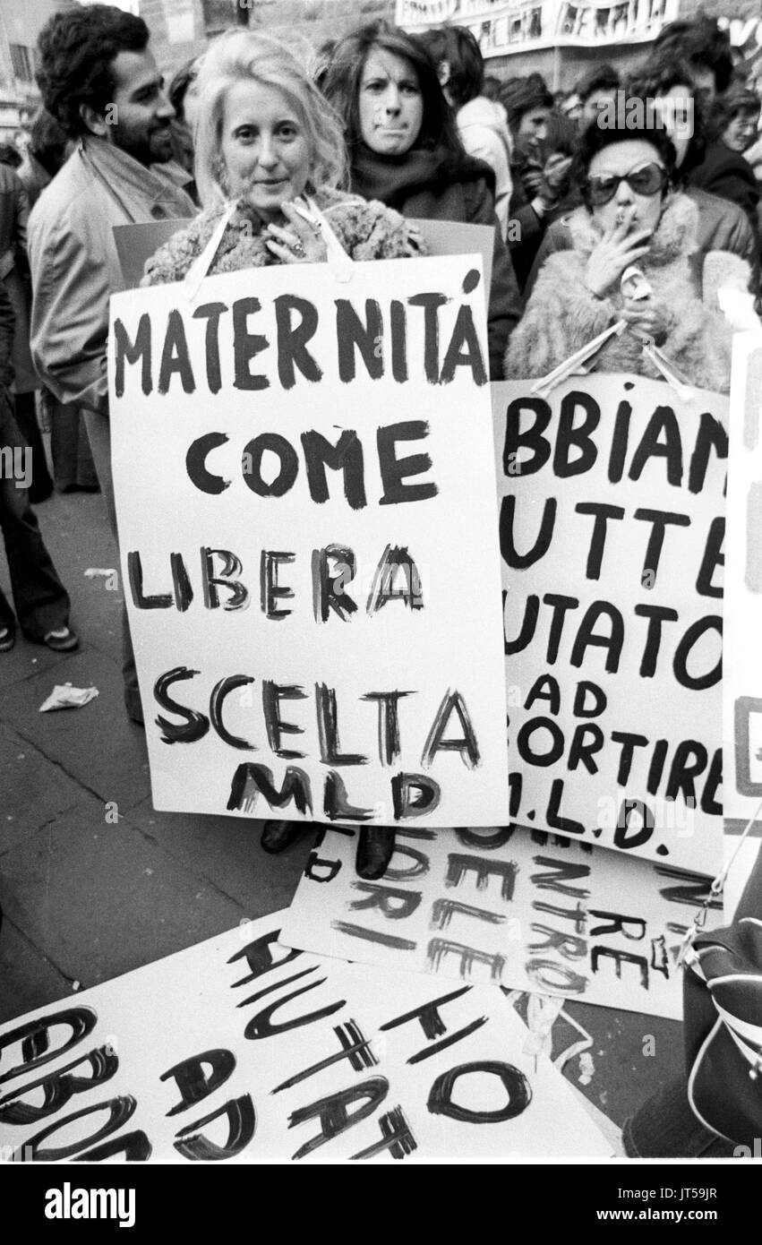 Florence (Italie), 1975, femmes en manifestation pour la défense de la loi sur l'avortement Banque D'Images