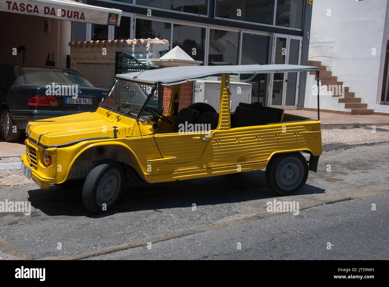 Le jaune vif des années 1980, Citroën Mehari Beach Motor Car la main gauche côté conducteur vue latérale du yellow jaune couleur d'Atacama la conduite à gauche LHD portugais r Banque D'Images