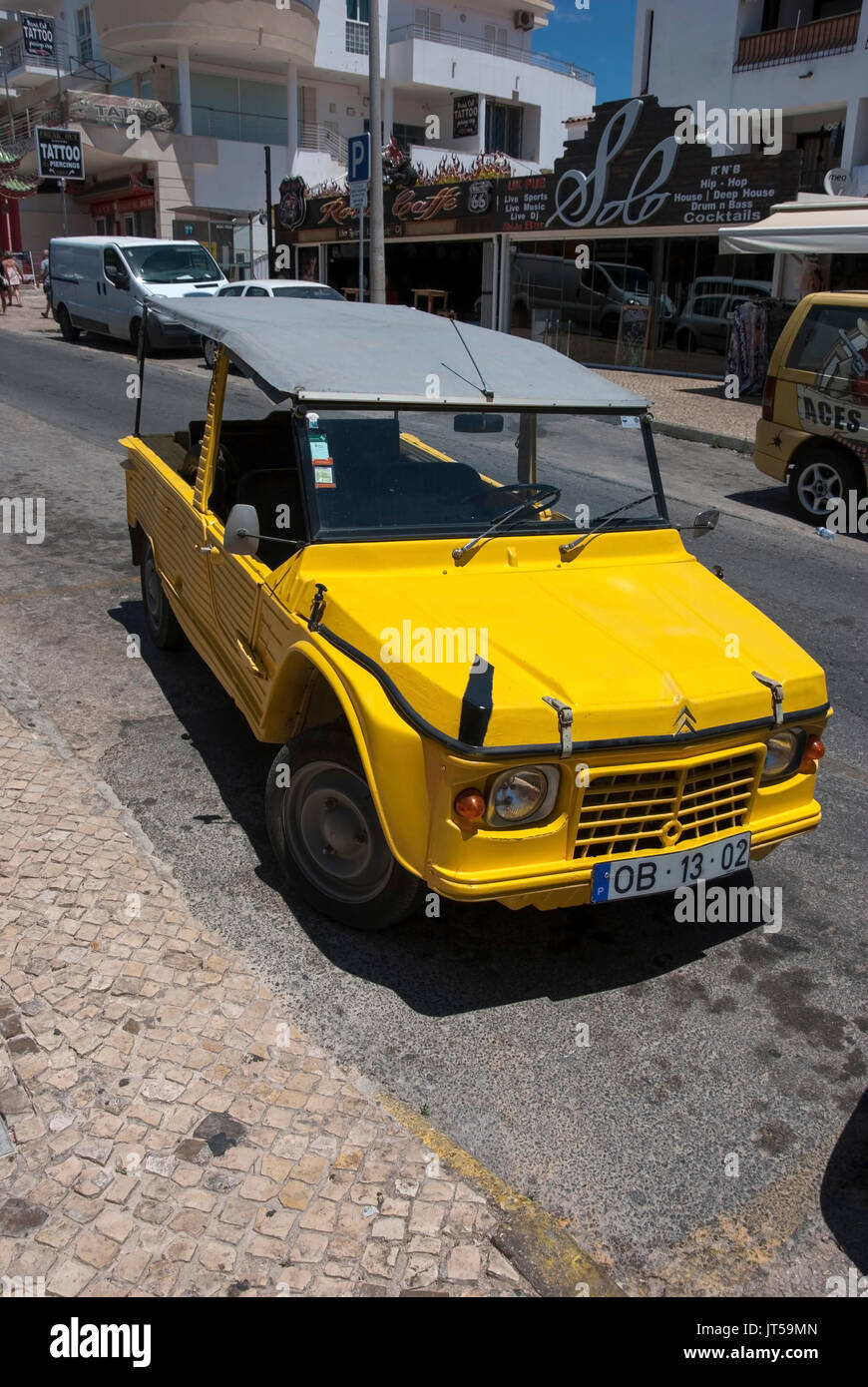 Le jaune vif des années 1980, Citroën Mehari Beach Motor Car main droite vue côté passager hors-jeu de yellow jaune couleur d'Atacama la conduite à gauche LHD portuges Banque D'Images