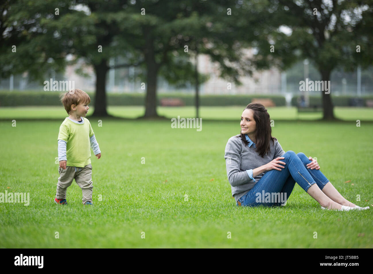 Heureuse mère jouant avec son petit garçon à l'extérieur. L'amour et l'unité concept. Banque D'Images