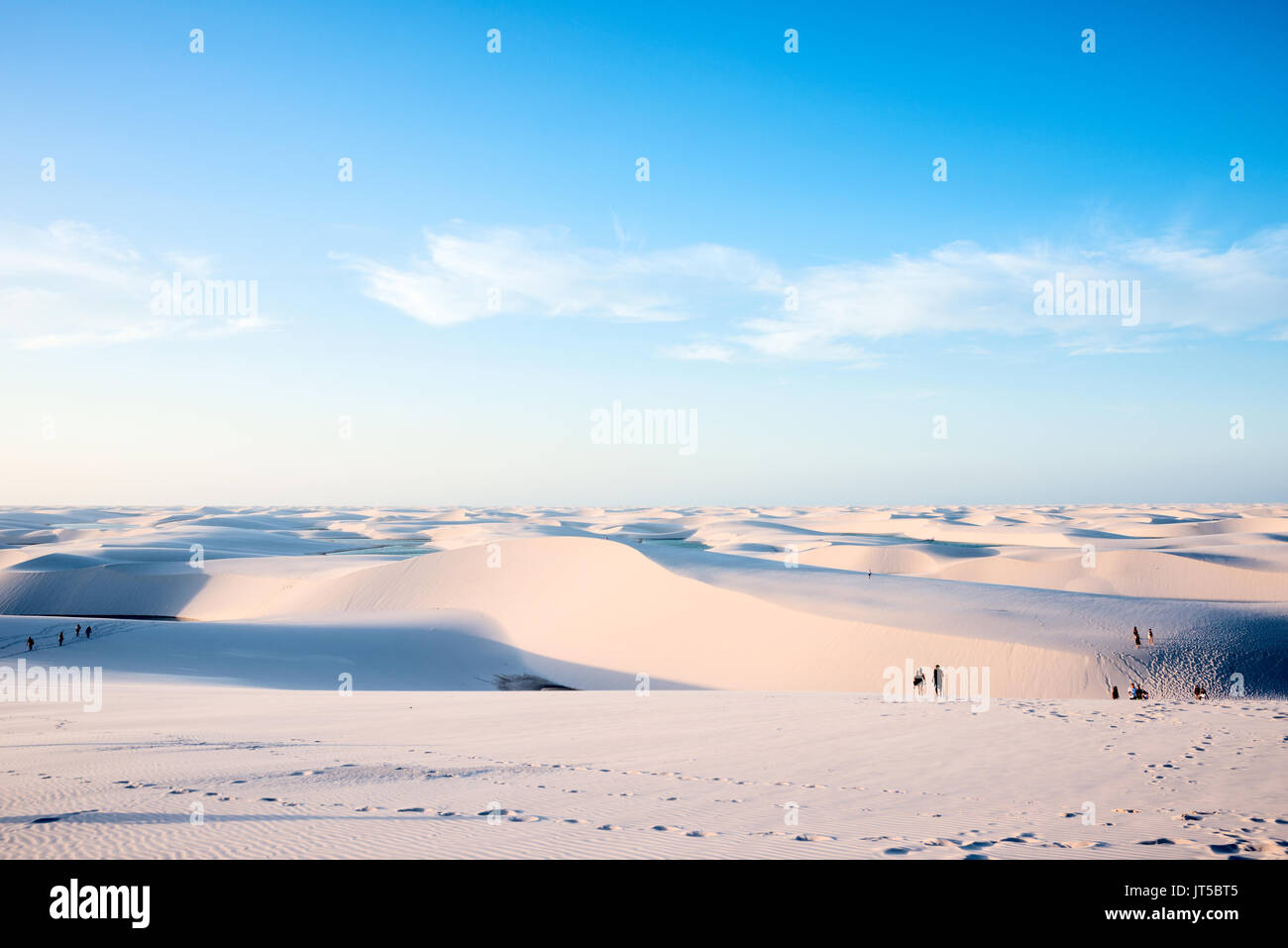 ,Lencois Maranhenses Brésil, 13 juillet 2016 - Les touristes sont de dire au revoir au soleil des dunes de sable avec des lagons bleus et verts dans Lencois Maranhenses Banque D'Images