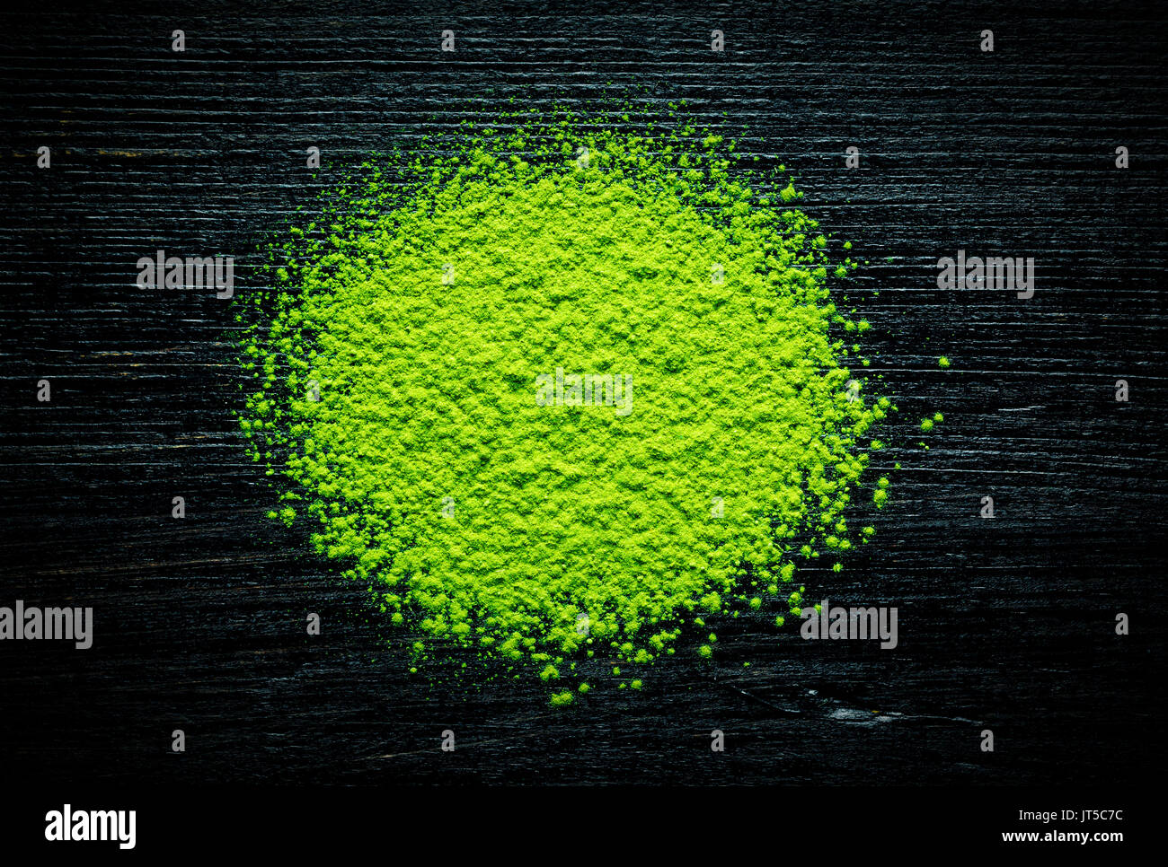La poudre de thé matcha vert sur fond noir, de l'image arrière-plan, Vue de dessus Banque D'Images