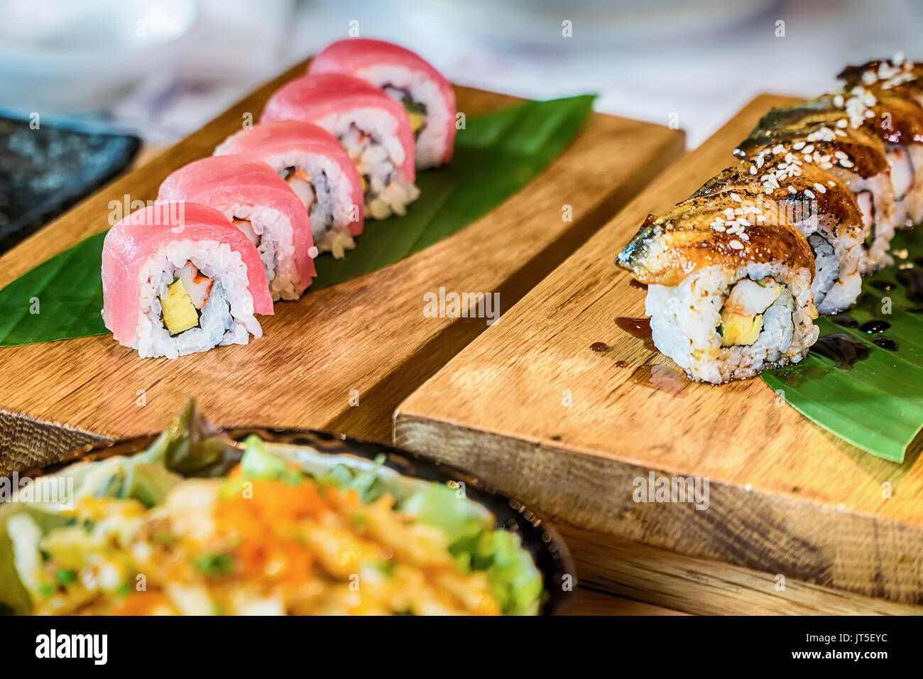 Différents choix de sushi frais Banque D'Images