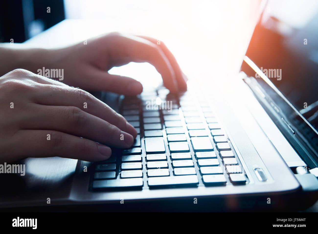 Les mains des hommes sur un clavier d'ordinateur portable. Ordinateur portable pour taper sur le clavier part internet technologie concept de travail Banque D'Images