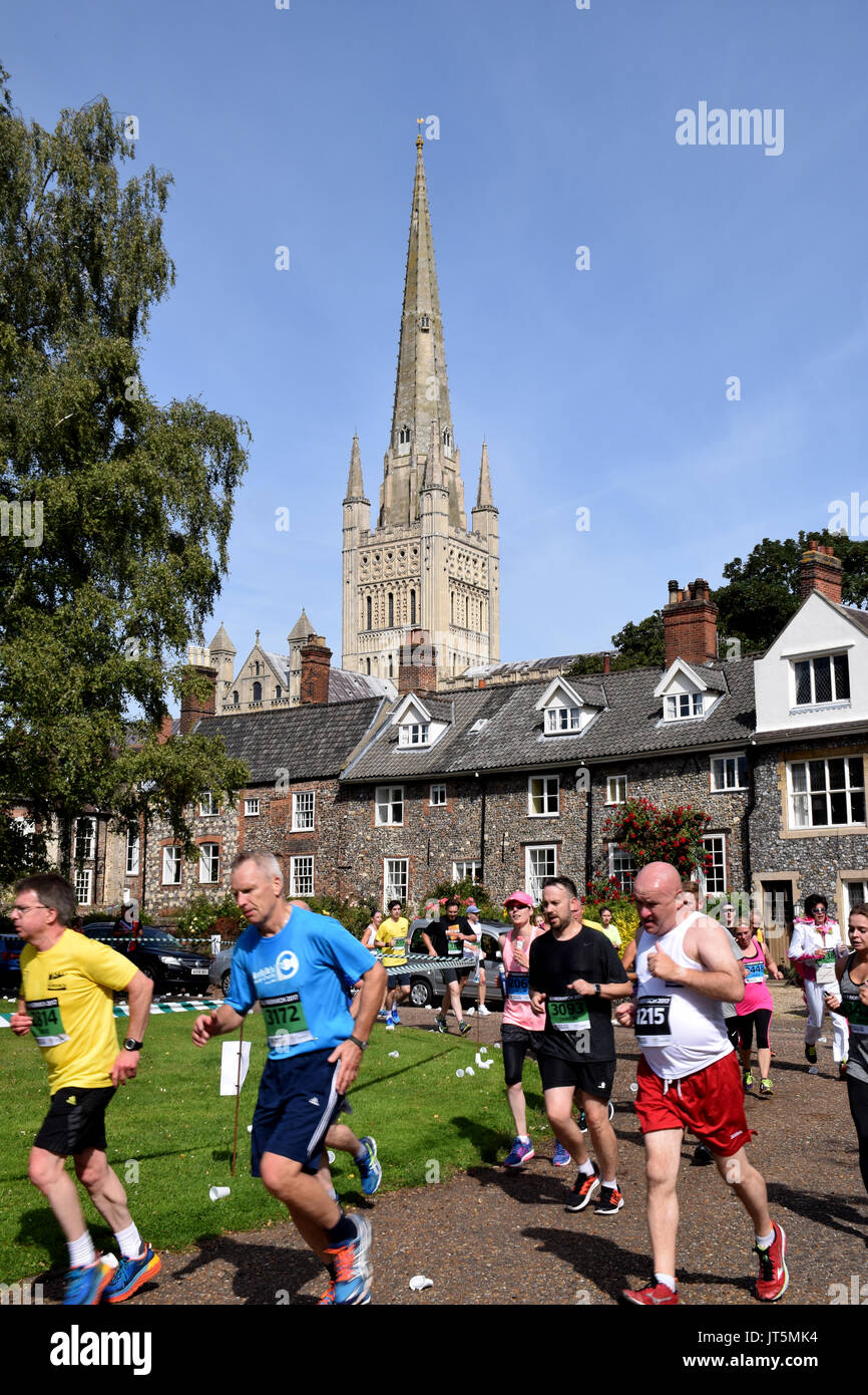 Norwich UK. 6 août 2017. 4700 personnes ont pris part à la course annuelle de 10 km de Norwich road race organisé par Norwich City FC Community Sports Foundation. R Banque D'Images