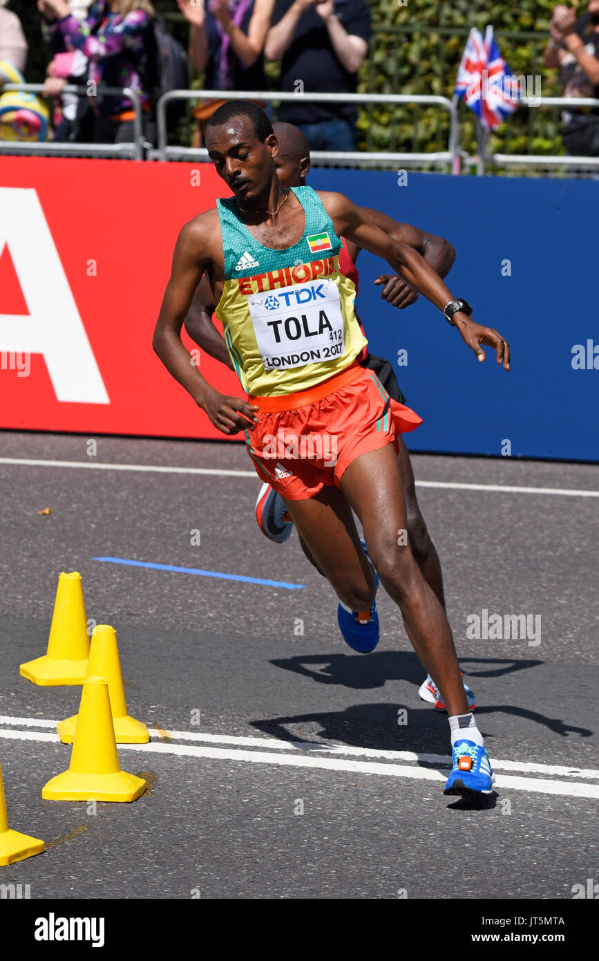 Tamirat Tola d'Ethiopie en cours de course dans le marathon des Championnats du monde de l'IAAF 2017 à Londres, Royaume-Uni Banque D'Images