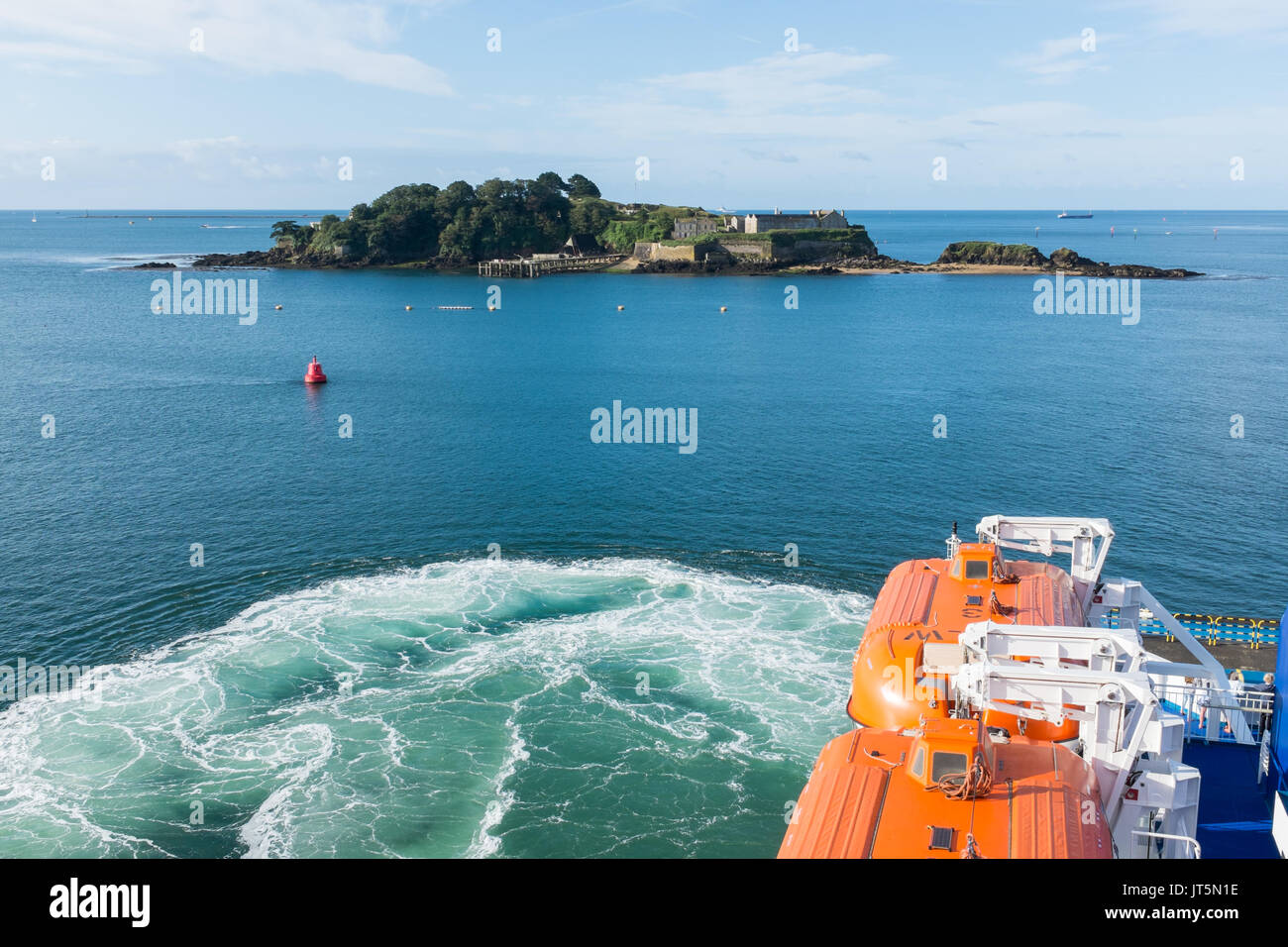 Vue depuis l'arrière d'un car-ferry Brittany Ferries Plymouth au départ de Bretagne Banque D'Images