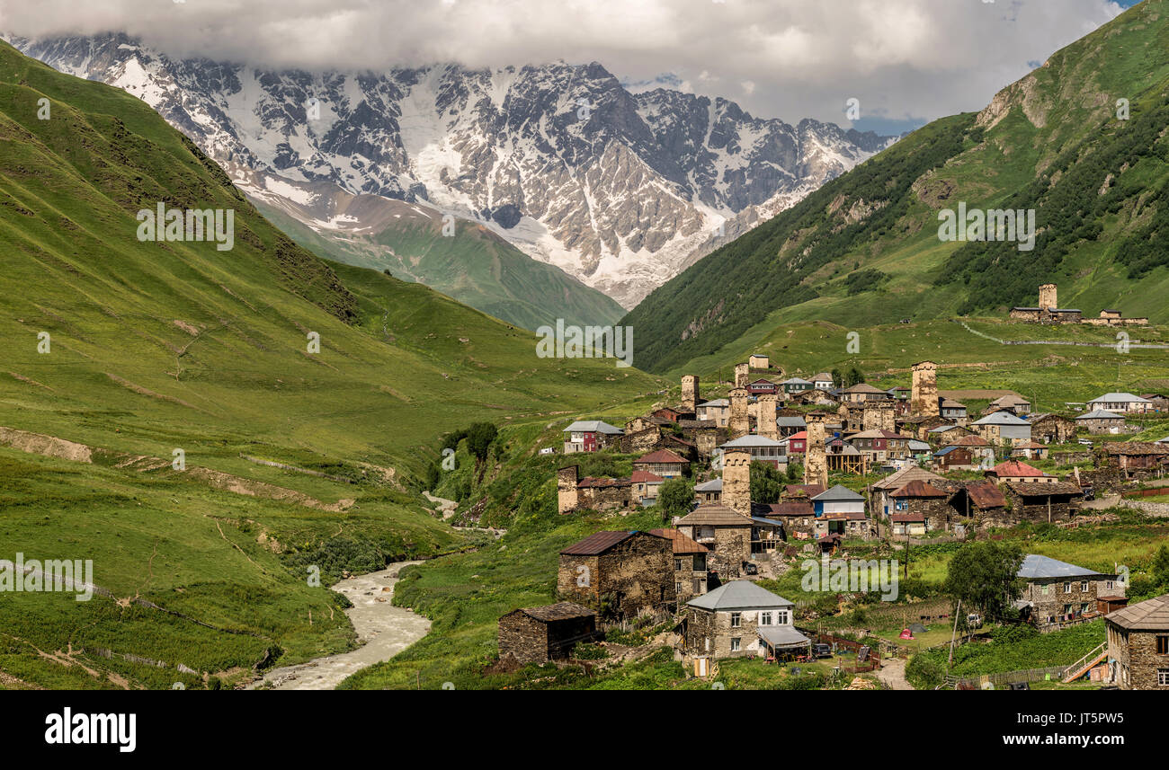 Vue panoramique sur village Ushguli avec de vieilles tours en pierre sous la plus haute montagne géorgienne Shkhara avec glacier de Svaneti, dans le Caucase, en Géorgie Banque D'Images