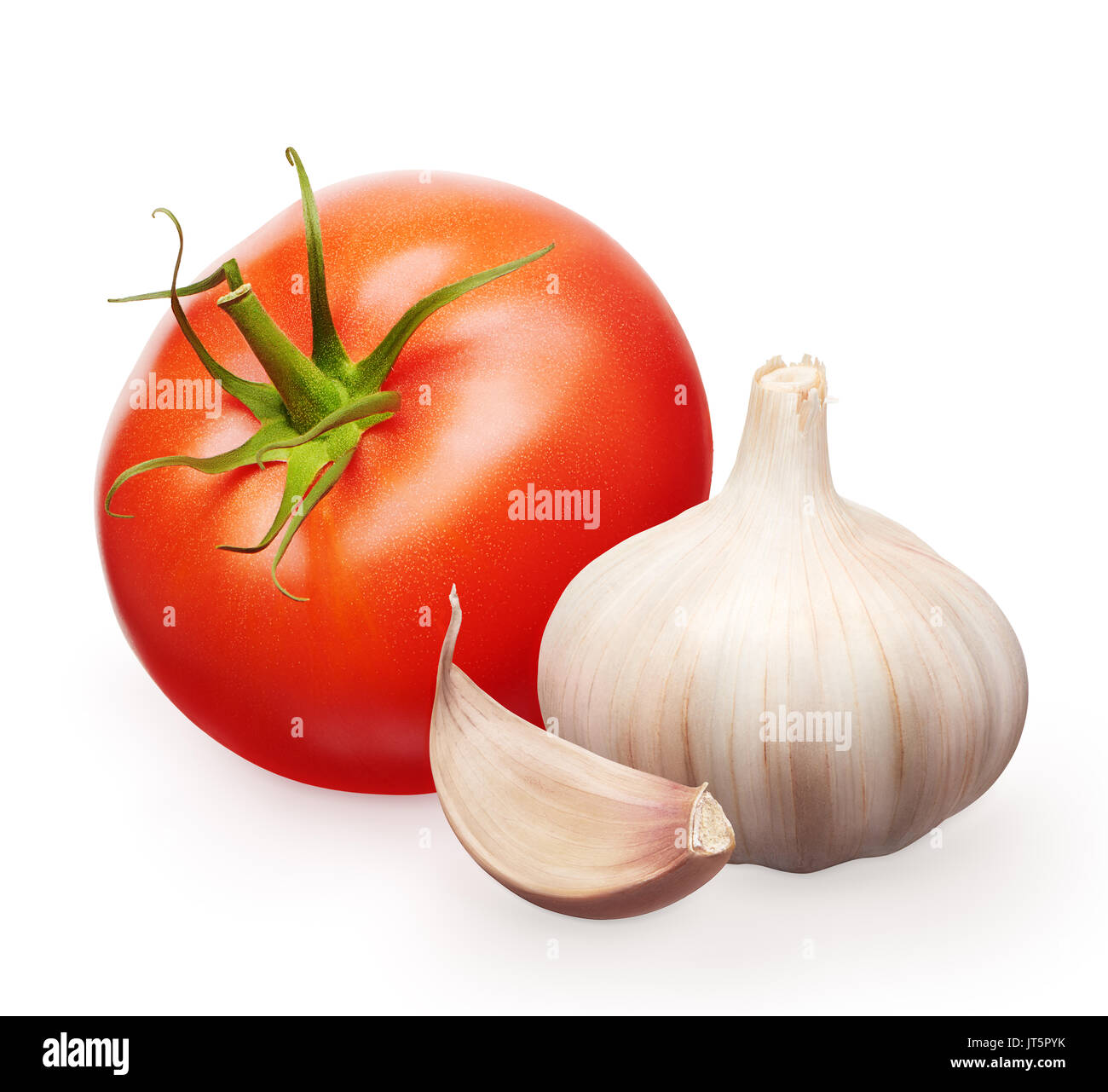 Tomate rouge frais entier avec feuille verte et l'ail avec le clou de girofle isolé sur fond blanc Banque D'Images
