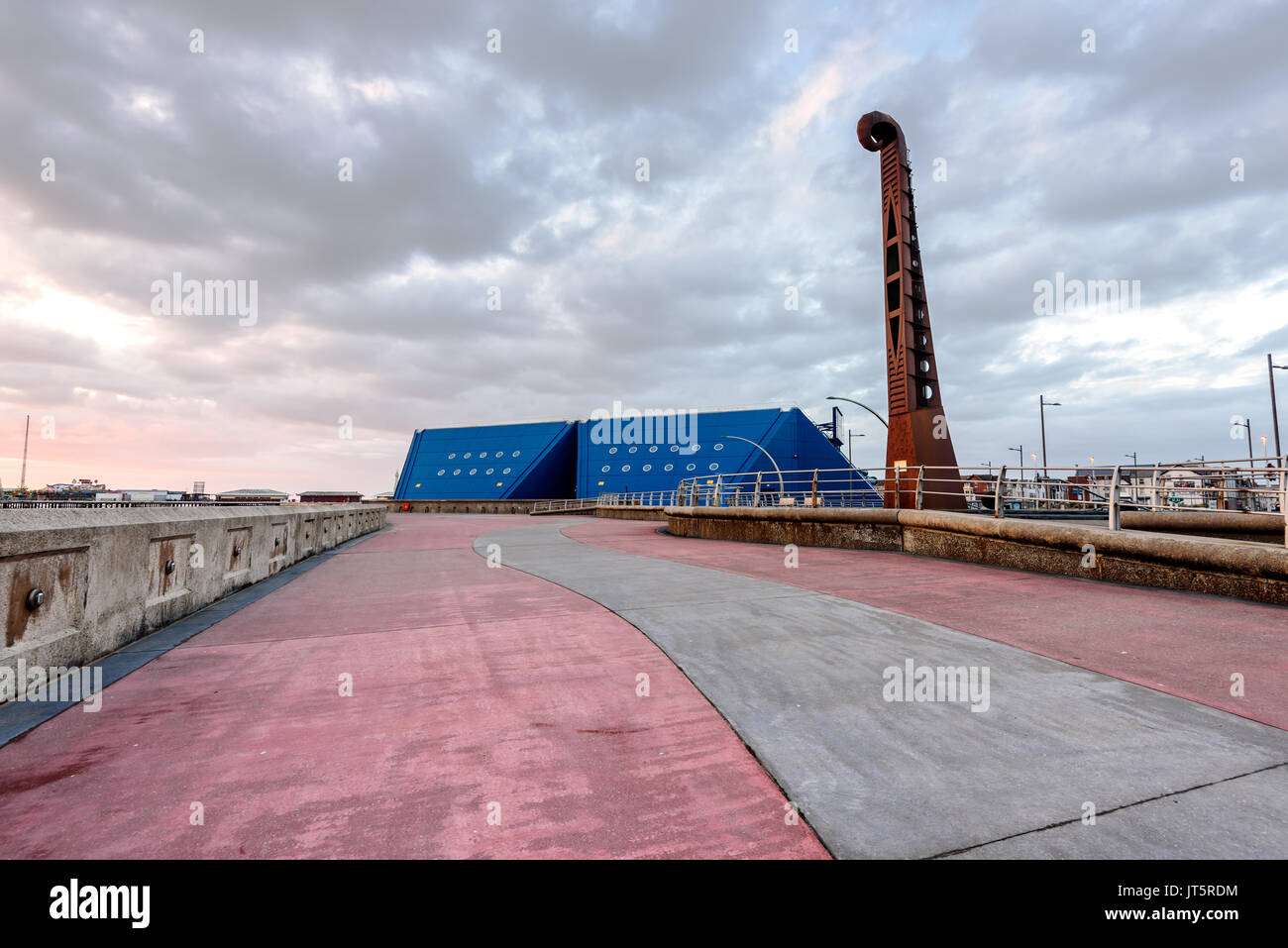 Bâtiment en forme de serpent sur la rive sud de Blackpool, Angleterre Banque D'Images