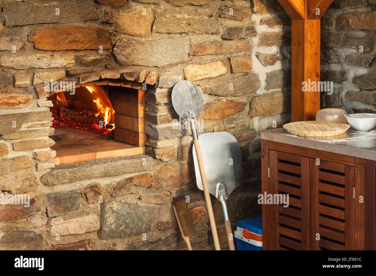 Accueil four à pizza extérieur en pierre. La production des pizzas  traditionnelles. Préparation du dîner Photo Stock - Alamy