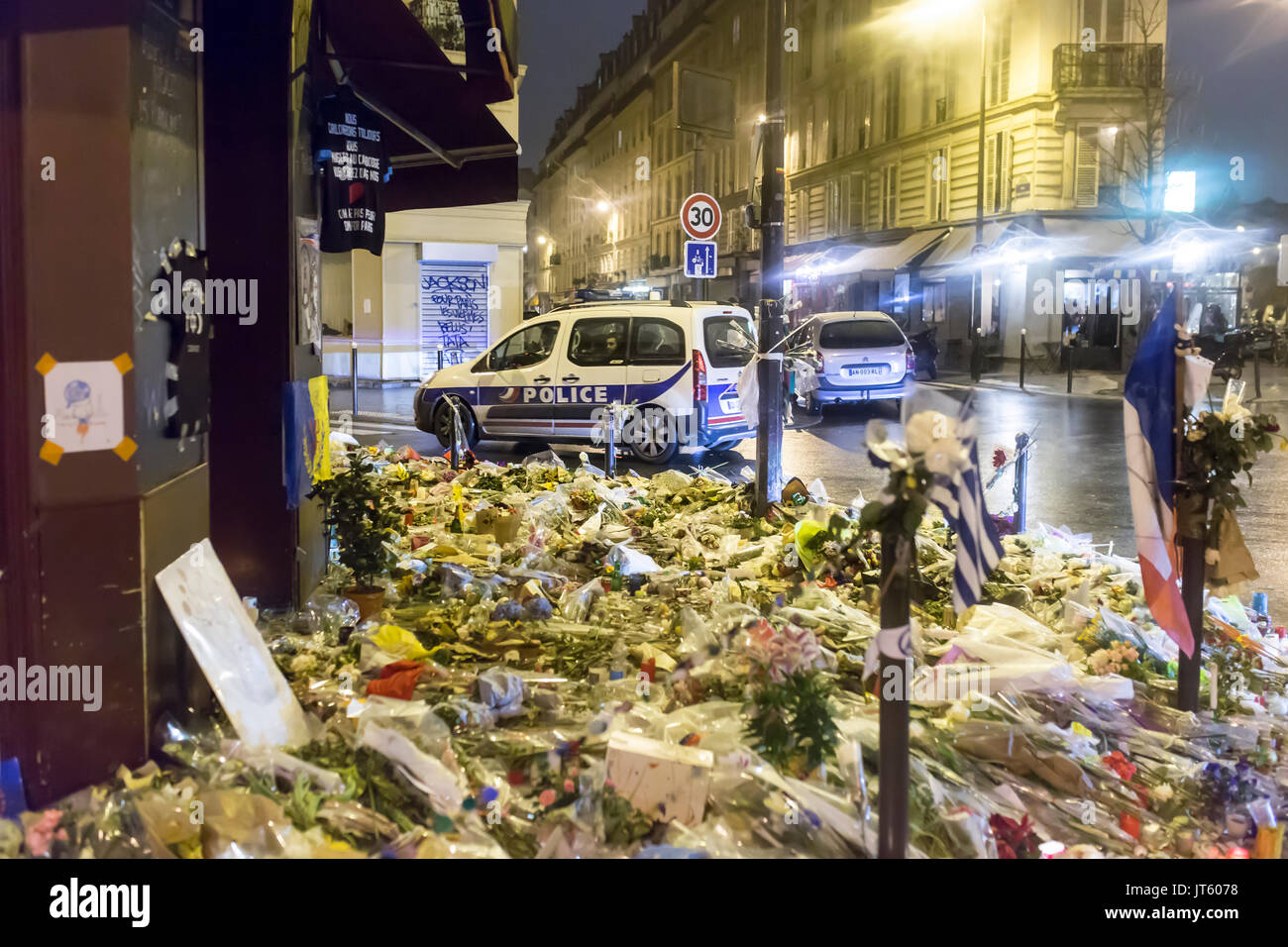 Une voiture de police en passant en face du petit cambodge restaurant. Hommage aux victimes des attaques terroristes à Paris le 13 novembre 2015. Banque D'Images