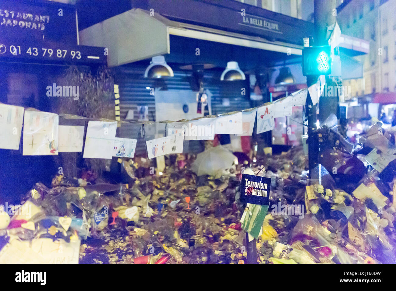 Le terrorisme n'a pas de religion sur la terrasse belle équipe. hommage aux victimes des attaques terroristes à Paris le 13 novembre 2015. Banque D'Images