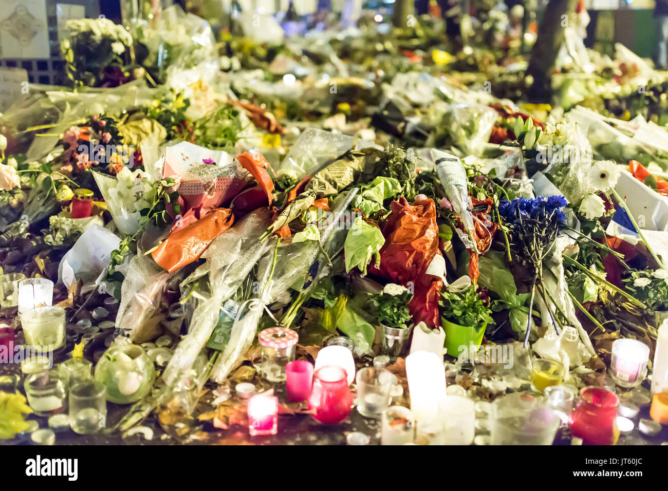 Fleurs pavée devant la belle époque restaurant terrasse. Hommage aux victimes des attaques terroristes à Paris le 13 novembre 2015 : Banque D'Images