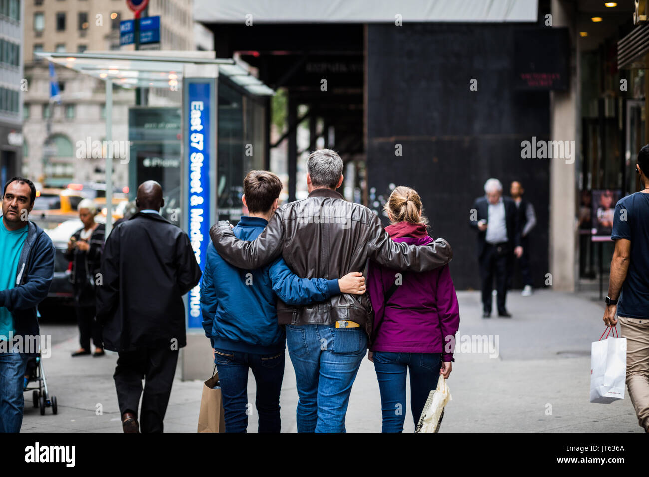 NEW YORK, USA - Le 13 octobre 2016. Son père et ses deux enfants à marcher ensemble sur la 5e Avenue à New York City Banque D'Images