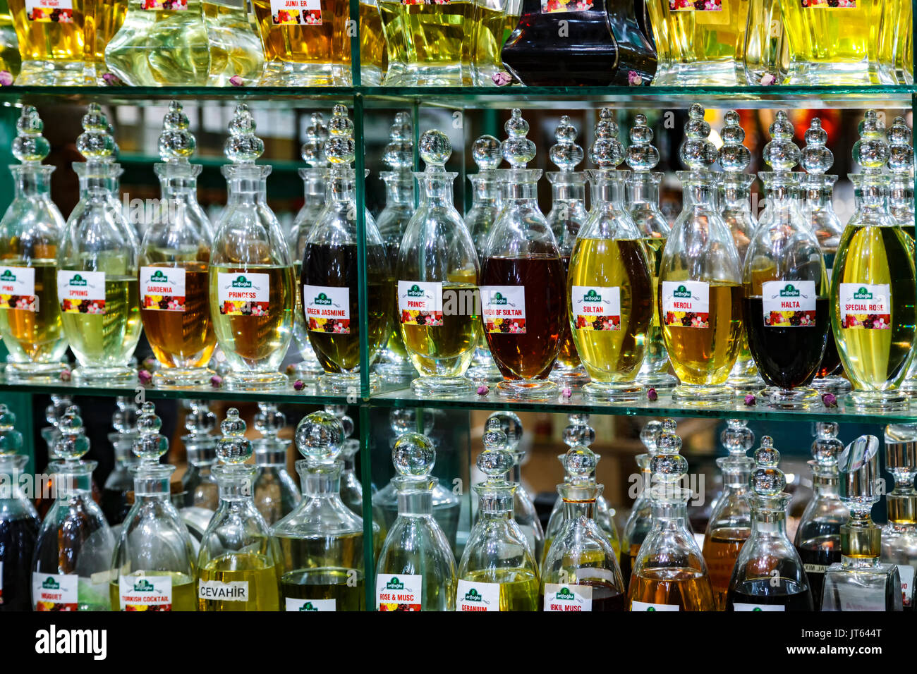 Les bouteilles de verre, parfum boutique, marché aux épices, Istanbul, Turquie Banque D'Images