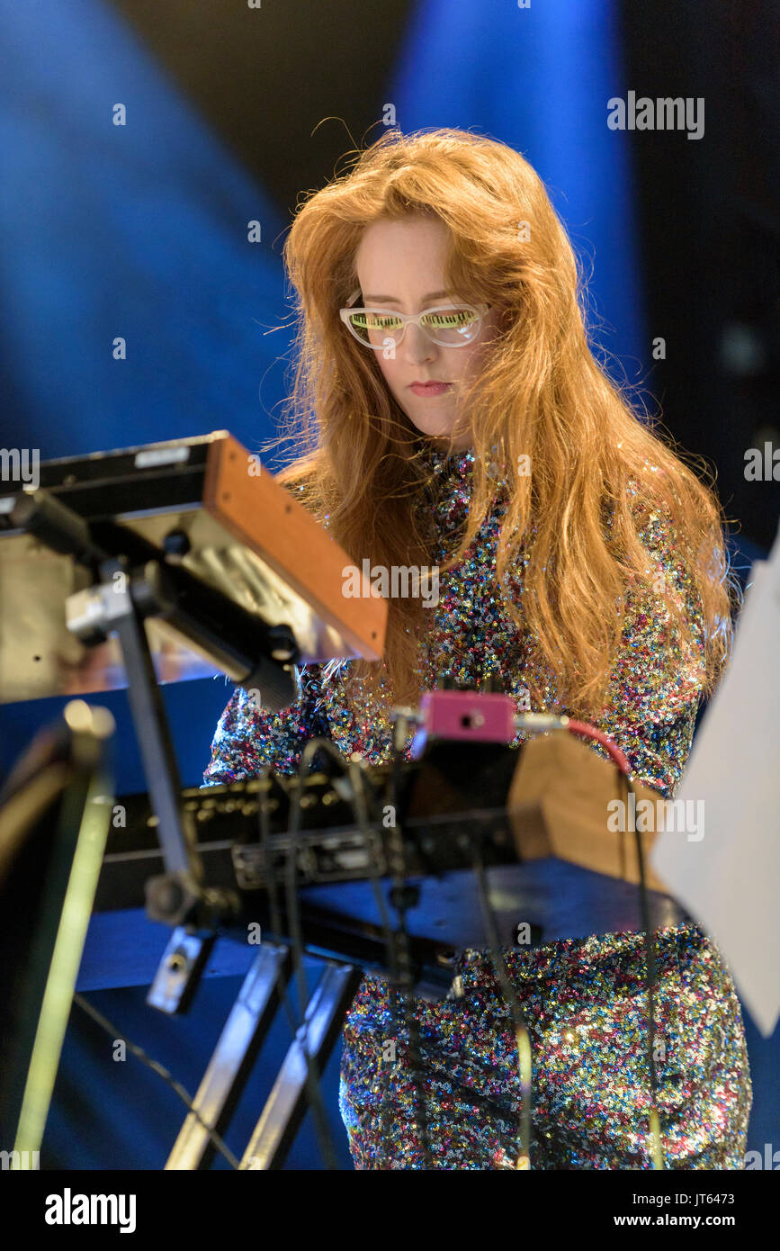 Hannah Peel en spectacle avec au laiton tubulaire Festival WOMAD, Charlton Park, Malmesbury, Wiltshire, Angleterre, Juillet 29, 2017 Banque D'Images