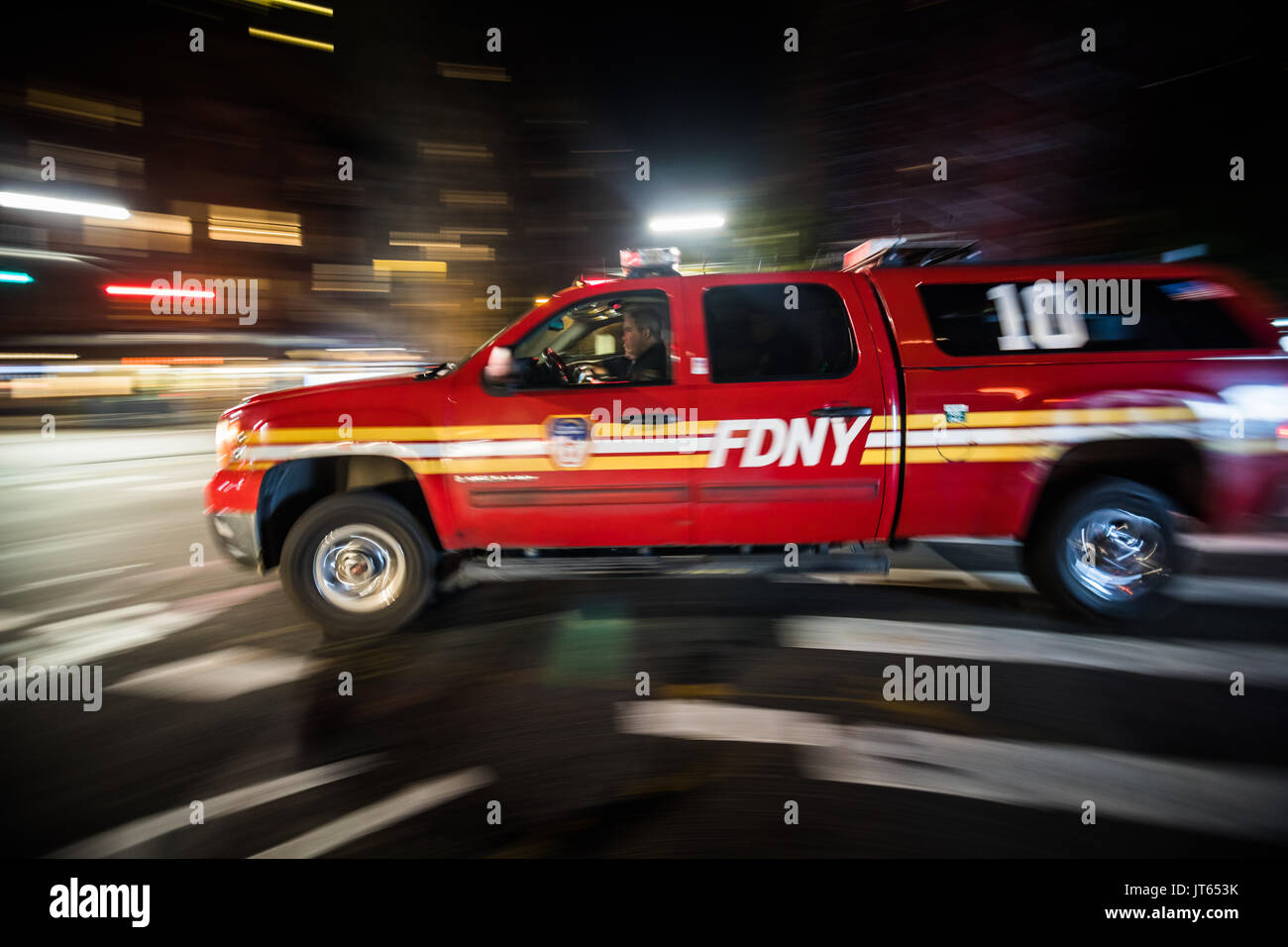 NEW YORK, USA - Le 17 octobre 2016. FDNY camionnette d'urgence rapide en passant la nuit à Manhattan, New York. Banque D'Images